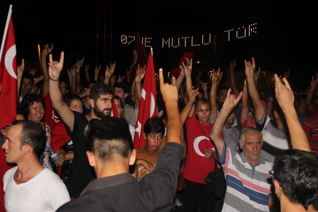 Hakkari’nin Dağlıca bölgesinde PKK’lı teröristler tarafından 16 askerin şehit edildiği saldırıyı protesto etmek eden bir grup Alanyalı, saat 19.30 sıralarında Hükümet Meydanı’ndaki Atatürk Anıtı önünde toplandı.