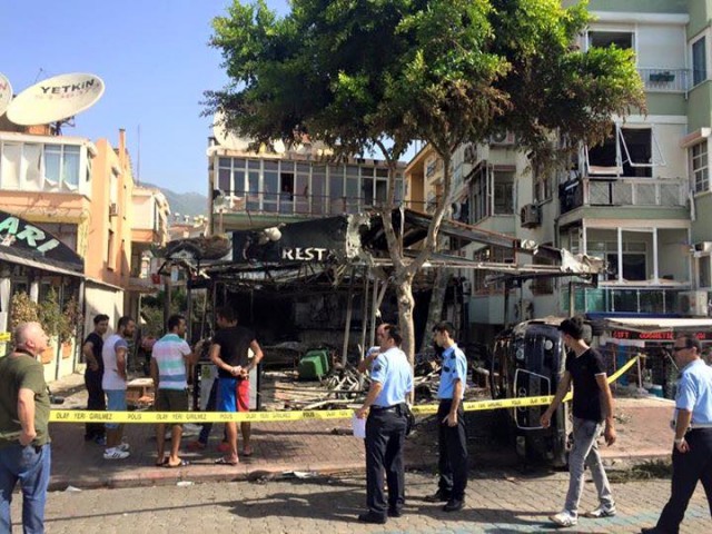 DÜn gee Alanya'da çıkan olaylar sırasında pek çok dükkan yandı ve zarara uğradı..