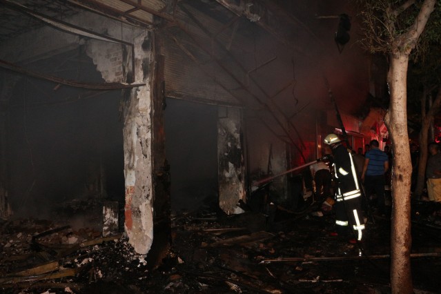 Çıkan yangında 7 büyük işyeri kül olurken yaklaşık 15 işyeri yangından etkilendi. Alanya Ülkü Ocağı binası altında bulunan bir dükkan yanarken, alevlerin binaya sıçramaması için itfaiye ekipleri büyük gayret gösterdi.