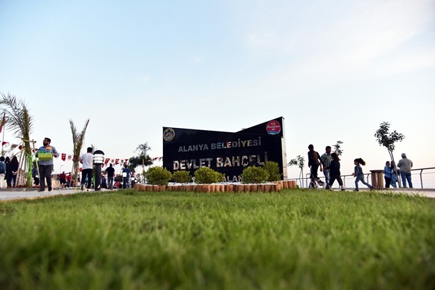 Alanya Belediye Başkanı Adem Murat Yücel’in Alanya’ya kazandırdığı, Tavşandamı Mevkii’nde 50 bin metrekarelik alana inşa edilen dev yaşam alanı muhteşem bir açılış töreni ve ünlü sanatçı İrem Derici'nin verdiği konserle hizmete açıldı. 23 Nisan Ulusal Egemenlik ve Çocuk Bayramı'na özel yapılan açılış törenine MHP Antalya Milletvekili Ahmet Selim Yurdakul, MHP Antalya İl Başkanı Mustafa Aksoy, İlçe Jandarma Komutanı Yarbay Serkan Akbaba, AK Parti İlçe Başkanı Mustafa Toklu, MHP İlçe Başkanı Mustafa Türkdoğan, Alanya Ülkü Ocakları Başkanı Abil Gündoğdu, siyasi parti temsilcileri, meclis üyeleri, oda başkanları ile muhtarlar ve binlerce vatandaş katıldı.