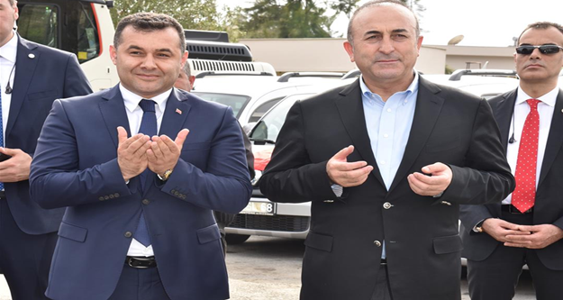 Alanya Belediyesi araç filosuna katılan 20 yeni iş makinesi ve araç, Dışişleri Bakanı Mevlüt Çavuşoğlu’nun da katımlıyla gerçekleştirilen dua töreni ile hizmete sunuldu.

Alanya Belediyesi birimlerin hizmet kapasitesini ileri seviyeye taşıyacak 20 adet yeni aracı dualar eşliğinde hizmete sundu. 

ALANYA BELEDİYESİ YENİ ARAÇLARLA HİZMET AĞINI GENİŞLETİYOR

Alanya Belediyesi Temizlik İşleri Müdürlüğü’nde organize edilen araç tanıtım toplantısına Dışişleri Bakanı Mevlüt Çavuşoğlu, Alanya Kaymakamı Dr. Hasan Tanrıseven, Alanya Belediye Başkanı Adem Murat Yücel, MHP İlçe Başkanı Hilmi Er, Ak Parti İlçe Başkanı Mustafa Berberoğlu, protokol üyeleri, Başkan yardımcıları, belediye meclis üyeleri, muhtarlar ve vatandaşlar katıldı.

YÜCEL: “103. ARACIMIZ HAYIRLI UĞURLU OLSUN”

Alanya Belediyesi bünyesine yeni katılan 20 aracın daha tanıtım toplantısında ilk sözü alan Alanya Belediye Başkanı Adem Murat Yücel, halka daha iyi hizmet için yeni araçlarla daha da büyüdüklerini söyledi. Başkan Yücel; “Bugün itibariyle Alanya Belediyesi’ne kazandırdığımız 103. İş makinesi ve aracımız. Halkımıza daha iyi daha sağlıklı hizmeti, yerinde ve zamanında verebilmek için güçlü araç ekipmanımıza yenilerini ekleyerek daha da güçleniyoruz. Araçlarımızın halkımıza hayırlı ve uğurlu olmasını temenni ediyorum. Sayın Bakanımız Mevlüt Çavuşoğlu’na da davetiyemizi kırmayarak duamıza iştirak ettiği için ayrıca teşekkür ediyorum” dedi.

BAKAN ÇAVUŞOĞLU: “BAŞKANIMIZ ALANYA’YA HİZMET ETMEK İÇİN ÇALIŞIYOR”

Dış İşleri Bakanı Mevlüt Çavuşoğlu da konuşmasında yapılan hizmetlere teşekkür ederek birlikteliğe vurgu yaptı. Bakan Çavuşoğlu; “Belediye Başkanımız Adem Murat Yücel ve ekibi, gördüğünüz gibi Alanya’mızın bütün güzide bölgelerine hizmet etmek için çaba sarf ediyorlar. Turizm sezonunda bazı sıkıntılar var. Bu nedenle Alanya’mızı daha iyi tanıtmamız lazım. Bu konuda da gerek Belediye Başkanı olarak gerek ALTAV Başkanı olarak Adem Murat Yücel, bu konuda gayretler gösteriyor.” dedi.

ÇAVUŞOĞLU: “BELEDİYE BAŞKANIMIZLA AĞABEY KARDEŞ GİBİYİZ”

Dış İşleri Bakanı Mevlüt Çavuşoğlu, önemli olanın birlikte hizmet edebilmek olduğunu vurgularken şunları kaydetti; “İşte bugün belediyemize kazandırılan yeni makine ve araçların duasını yapıyoruz. Toplamda 103 aracımız olmuş. Hizmetin partisi ve ideolojisi olmaz. Kim bu memlekete en ufak bir hizmet ettiyse Allah ondan razı olsun. Alanya Belediye Başkanımız Adem Murat Yücel ile çok iyi bir uyumumuz var. Ağabey kardeş gibiyiz. Mevkii makam gelip geçicidir. Önemli olan dostluğun kardeşliğin devam etmesi ve birlikte hizmet yapabilmektir. Bugün görüyorum ki bu anlamlı törene çok sayıda hemşerimiz katılmış. Demek ki vatandaşlarımız Belediyemizin kapasitesinin artmasından memnun ve mutluluk duyuyor” 
Alanya Belediyesi’nin bünyesine kazandırılan yeni araçların duasını Alanya Müftüsü Mustafa Topal yaparken açılış kurdelesini Dış İşleri Bakanı Mevlüt Çavuğlu, Alanya Belediye Başkanı Adem Murat Yücel ve Alanya Kaymakamı Dr. Hasan Tanrıseven, protokol üyeleri ile birlikte  kesti. Açılışın ardından Dış işleri Bakanı Mevlüt Çavuşoğlu ve Alanya Belediye Başkanı Adem Murat Yücel, araçları birlikte inceledi. 

Araç filosuna eklenen araçlar şöyle: 2 adet çöp taksinin yanı sıra, 2 adet otobüs, 1 adet su tankeri, 1 adet sepetli kamyonet, 3 adet 15 tonluk damperli kamyon, 1 adet 3,5 tonluk damperli kamyon, 3 adet iş makinesi, 5 adet otomobil ve 2 adet motosiklet.
