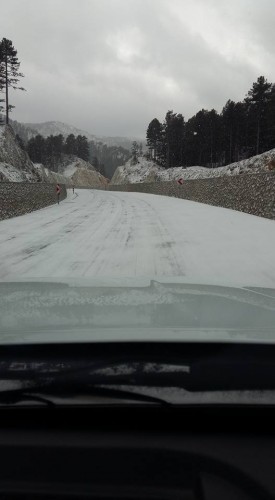 Alanya'nın yaylarında hava sıcaklığı -14 dereceyi buldu

Şehir merkezinde de hissedilir derece düşen sıcaklık, kar yağışından kaynaklanan yayların yollarını da etkilemiş durumda. -14 dereceyi bulan soğukluk yaylalarda yolların buz tutmasına neden oluyor. Buz tutan yollar sebebiyle Kuş yuvası yolunda, yola hazırlıksız yakalananlar kazaya davetiye çıkarıyor. Yaylaya çıkacak olan sürücülerin önlemlerini alarak yola çıkmaları tavsiye ediliyor. u
