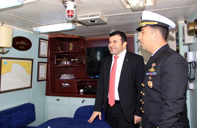 Alanya Kaymakamı Dr. Hasan Tanrıseven, yeni turizm sezonu öncesinde sahil şeridini ve rıhtımı gezerek incelemelerde bulundu. Rıhtımda tur teknelerinin sahipleri ve vatandaşlarla sohbet eden Kaymakam Tanrıseven, “Yeni turizm sezonunda umutsuzluğa yer yok” dedi.

Ayrıca Alanya Kaymakamı Dr. Hasan Tanrıseven, rıhtımda vatandaşlarla yaptığı sohbetin arkasından yeni turizm sezonu öncesi Sahil Güvenlik Bot Komutanlığı, Liman Başkanlığı ve Gümrük Müdürlüğü'nü ziyaret ederek, yeni turizm sezonu için yapılan çalışmaları yerinde inceleme yaparak denetlemelerde bulundu.

DEVLETE VE MİLLETE GÜVENİMİZ TAM

Alanya Kaymakamı Dr. Hasan Tanrıseven, rıhtımdaki tur teknelerinin sahiplerini ve esnaflarını ziyareti esnasında, yeni turizm sezonuna hazır olup olmadıklarını sordu.
 
Karşılarında Kaymakam Tanrıseven'i gören esnaf şaşkınlarını gizleyemeyerek, ziyaretten dolayı memnuniyetlerini dile getirdiler. Yeni turizm sezonuna hazırlık yaptıklarını belirten esnaflar, ''Devletimize ve milletimize güvencimiz tam. Devletimizin ve sizlerin destekleri ile yeni turizm sezonunun iyi geçeceğini ümit ediyoruz. Hükümetimizin açıklamış olduğu destek paketinden umutluyuz. Yapmış olduğunuz ziyaret bizlere motive etti'' dediler. 

Alanya Kaymakamı Dr. Hasan Tanrıseven, ''Hükümetimiz turizm eylem planını açıkladı. Yeni turizm sezonu inşallah iyi geçecek. El birliği ile çalışacağız.'' dedi.

ALANYA SAHİLLERİNİN GÜVENLİĞİ İÇİN GEREKLİ BÜTÜN ÇALIŞMALAR YAPILIYOR

Alanya Kaymakamı Dr. Hasan Tanrıseven, yaptığı ziyaretlerin ilk durağı olan Alanya Sahil Güvenlik Bot Komutanlığında Yüzbaşı Gökhan Sayar tarafından karşılandı.

Alanya Kaymakamı Dr. Hasan Tanrıseven, Sahil Güvenlik Grup Komutanlığına ait deniz araçların ve Sahil Güvenlik Gemisinde incelemelerde bulundu. Kaymakam Tanrıseven, Sahil Güvenlik Devriye Botu ile Alanya sahillerini Yüzbaşı Gökhan Sayar ile gezdi.

Yüzbaşı Sayar, yıl boyunca yapmış oldukları faaliyetler hakkında Alanya Kaymakamı Dr. Hasan Tanrıseven'e bilgi vererek, yeni turizm sezonuna hazır olduklarını ve Sahil Güvenlik Komutanlığı olarak denizlerin korunması ve oluşabilecek her türlü olumsuzluklara karşı görev yaptıklarını belirtti. Alanya deniz sınırları içerisinde yasa dışı su ürünleri avcılığı, deniz turizmi denetimi, deniz kirliliği ile mücadele, arama kurtarma ve düzensiz göçün önlenmesi için planlı bir çalışma yürüteceklerini belirten Yüzbaşı Sayar, Alanya sahillerinin güvenliği için gerekli tüm tedbirlerin alındığını aksaklıklara meydan verilmeyeceğini söyledi.

KAYMAKAM TANRISEVEN ''ALANYA BİR HUZUR VE GÜVEN KENTİDİR''

Alanya Kaymakamı Dr. Hasan Tanrıseven, ''Huzur ve güven dolu bir Alanya için gayret gösteriyorsunuz. Alanya sahilleri sizlere emanet. Yeni turizm sezonu öncesinde bütün eksiklerimizi tamamlayarak ülkemizi ve Alanya’yı ziyaret edecek turistleri güler yüzle karşılayalım. Alanya huzur ve güven kentidir. Yurt dışından deniz yoluyla gelen misafirlerimizi sizler de en iyi şekilde ağırlamalısınız'' dedi. 

LİMAN BAŞKANLIĞI YENİ TURİZM SEZONUNA HAZIR

Alanya Kaymakamı Dr. Hasan Tanrıseven, Sahil Güvenlik Bot Komutanlığına yapmış olduğu ziyaretin ardından Liman Başkanlığını da ziyaret etti. Kaymakam Tanrıseven, Liman Başkanı Edip Ballıkaya'dan yeni turizm sezonu öncesi yapılan çalışmalar ve hazırlıklar hakkında bilgi aldı.

Kaymakam Tanrıseven'e iş ve işlemler hakkında bilgi veren Ballıkaya, yeni turizm sezonu için yapılan hazırlıkları büyük ölçüde tamamladıklarını söyledi. Başkan Ballıkaya, ''Yeni turizm sezonu öncesi, günübirlik ve saatlik teknelerin genel bakımları yapılıyor. Teknelerin yıllık vizeleri ve 5 yılda bir verilen belgeleri kontrol ediliyor. Kruvaze gemilerini, Gümrük Müdürlüğü ve Sahil Polisi ile karşılayıp gerekli işlemleri birlikte yapacağız. Yeni turizm sezonu öncesi vatandaşlara gereken kolaylıkları gösteriyoruz. Karşılaştıkları sorunların çözümü için de yardımcı oluyoruz'' dedi.

KAYMAKAM TANRISEVEN ''KURUMLAR UYUM İÇERİSİNDE ÇALIŞMALI''

Alanya Kaymakamı Dr. Hasan Tanrıseven, Kruvaziyer turizminin önemine değindi. Sahil ve limanlar konusunda Kaymakamlık, Belediye, Büyükşehir Belediyesi, Kolluk Kuvvetleri, Liman Başkanlığı ve ilgili tüm kuruluşların koordinasyon ve uyum içerisinde olması gerektiğini söyleyen Kaymakam Tanrıseven, turizm sezonunun hem işletmeler, hem de kruvaziyer turizmi açısından iyi geçmesi temennisinde bulundu. Kaymakam Tanrıseven  şunları kaydetti: ''Limanda hareketlilik olması Alanya turizmine katkı sağlayacaktır. 2015 yılı turizm sezonunda gelen gemiler ve turistler verilen hizmetten memnundu. Bu sene de geçen sene gibi özverili çalışmalıyız. 2016 turizm sezonunun Alanya'mıza hayırlı olmasını temenni ediyorum.''

GÜMRÜK MÜDÜRLÜĞÜ SEZON İÇİN HAZIRLIKLARINI TAMAMLADI

Ziyaretlerin son durağında Gümrük Müdürlüğü'nü ziyaret eden Alanya Kaymakamı Dr. Hasan Tanrıseven, Gümrük Müdürü Zuhal Hazar'dan kurumun yeni turizm sezonu için yaptığı hazırlıklar hakkında bilgi aldı.

Kaymakam Tanrıseven'in ziyaretinden dolayı mutlu olduklarını ifade eden Gümrük Müdürü Zuhal Hazar, yeni turizm öncesi yapılan çalışmalar hakkında detaylı bilgi verdi. Gümrük girişlerinin aktif olduğu, gerek havalimanında gerekse yat limanı ile birlikte gümrük girişlerinde gereken çalışmaların yapıldığını belirtti. Sezonun açılması ile birlikte yoğun olan birimlere memur takviyesi yaparak yeni turizm sezonu için son hazırlıkları da tamamlayacaklarını söyleyen Gümrük Müdürü Hazar şunları söyledi:

''Yurtdışından gelen misafirlerimizi ilk karşılayanlardan birisi de gümrük personelidir. Sayın Kaymakamımızın da söylediği gibi Türkiye Cumhuriyeti Devletinin güleryüzünü misafirlerimize göstereceğiz. Gümrük geçişlerinde kaçak eşya ve benzeri olaylara karşı teyakkuz halinde olacağız. Kanunların bize verdiği yetkiler çerçevesinde vatandaşımıza ve turistlere gereken hizmetleri vereceğiz.''

TANRISEVEN ''GÜMRÜK TEŞKİLATI ÜLKE GÜVENLİĞİ VE EKONOMİSİ AÇISINDAN VAZGEÇİLMEZ''

Alanya Kaymakamı Dr. Hasan Tanrıseven, Gümrük Teşkilatının ülke güvenliği ve ekonomisi açısından vazgeçilmez bir unsur olduğunu belirtti. Kaymakam Tanrıseven, “Özellikle kaçakçılıkla mücadele etmek ve kayıt dışı ekonominin önüne geçmek için Gümrük çalışanlarının görevlerini layıkıyla yapmaları gerekir. Yeni turizm sezonunda da  geçen sene olduğu gibi özveri ile çalışmalıyız. Gelen misafirlerimize güleryüzlü, nazik davranmalıyız'' dedi.

KAYMAKAM TANRISEVEN ''KURUMLARIMIZ YENİ TURİZM SEZONUNA HAZIR''

Alanya Kaymakamı Dr. Hasan Tanrıseven, gerçekleştirmiş olduğu ziyaretlerin ve denetlemelerin ardından değerlendirmede bulunarak şunları kaydetti: ''Yeni turizm sezonu öncesinde gerçekleştirmiş olduğumuz ziyaretlerde, vatandaşlarımızın yeni sezona umutla baktıklarını gördük. Ziyaret ettiğimiz Sahil Güvenlik Bot Komutanlığı, Liman Başkanlığı ve Gümrük Müdürlüğü yeni turizm sezonu öncesinde tüm hazırlıklarını tamamlayarak, verimli bir sezon için gayret göstermektedirler. Hükümetimizin açıklamış olduğu turizm eylem planı çerçevesinde yeni sezona umutla bakıyoruz. Turizm eylem planı memleketimiz için hayırlı uğurlu olsun. Yeni sezonda elbirliği ile çalışacağız. İyi ve verimli bir sezon geçirmemizi temenni ediyorum. ''