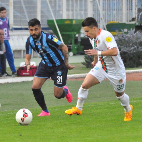 Alanyaspor 1-0 önde götürdüğü maçı son dakikada yediği golle berabere bitirdi, 2 puanı son dakikada kaybetti.

PTT 1. Lig'de oynanan 23. hafta karşılaşmasında Multigroup Alanyaspor deplasmanda Adana Demirspor ile 1-1 berabere kaldı. Yaklaşık 300 turuncu yeşilli taraftarın takımına destek verdiği karşılaşmada yönetim kurulu da kalabalık bir grupla stada gelerek takımı yalnız bırakmadı. 


STAT: 5 Ocak Fatih Terim

HAKEMLER: Tolga Özkalfa, Serkan Gençerler, İlker Takpak

ADANA DEMİRSPOR: Fevzi- Mahmut (Dk.80 Anıl), Attamah, Pote, Bezerra, Şenol, Burak, Onur, Hüseyin (Dk.61 Kenan), Gomes, İbrahim Moro (Dk.74 İbrahim Dağaşan)

MULTİGROUP ALANYASPOR: Haydar- Yasin, Ahmet, Sezer, Kerem Can, Timuçin (Dk.78 Galip), Deniz, Sinan (Dk.68 Efecan), Emre (Dk.87 Barış), Tayfur, Ayite

GOL: DK.58 Emre (Multigroup Alanyaspor)

SARI KARTLAR: Şenol, Onur, Gomes, İbrahim Dağaşan) (Adana Demirspor), Deniz, Efecan, Kerem Can (Multigroup Alanyaspor)


Karşılaşmanın 3. dakikasında sağ kanatta Sinan'dan aldığı topu Yasin ortaladı. Ayite'nin kafa vuruşunda top az farkla yandan auta gitti. 6. dakikada Sezer sol kanattan yerden ortaladı. Deniz topu kontrol ederek yerden kaleye vurdu ancak kaleci Fevzi gole izin vermedi. 8. dakikada Tiago'nun vuruşunda top üstten auta gitti. 35. dakikada ev sahibi takım soldan atağa çıktı. Burak topla birlikte ceza sahasına girdi. Bu oyuncunun çaprazdan sert şutu az farkla auta gitti. Karşılaşmanın ilk yarısı golsüz berabere tamamlandı. 

Maçın 58. dakikasında savunmanın arkasına sarkan Emre topu rakibinden kurtararak çapraz pozisyonda topu plaseyle filelere gönderdi: 0-1. 66. dakikada Sinan'a çok sert faul yapan Kenan kırmızı kartla oyundan atıldı. 76. dakikada turuncu yeşilli takım Ayite ile ani atağa çıktı. Savunmanın arkasına sarkan Ayite kaleciyi geçmek isterken açısını kaybetti. Bu oyuncunun vuruşunda top auta gitti. 86. dakikada Ayite'nin pasında rakip yarı alana hareketlenen Tayfur topu geriden gelen Galip'e çıkardı. Kaleciyle karşı karşıya kalan Galip'in vuruşunda top kaleci Fevzi'den döndü. 89. dakikada Anıl'ın ortasında İbrahim'in kafa vuruşu kaleci Haydar'dan döndü. Topu önünde bulan Pote yakın mesafeden fileleri havalandırdı. 90+1. dakikada Kerem Can soldan ortaladı, Tayfur kafa vurdu ancak top kaleci Fevzi de kaldı. 90+2. dakikada Adana Demirspor ceza alanında oluşan karambolde Attamah topu kafayla çizgiden çıkardı. Karşılaşma 1-1 berabere sona erdi.