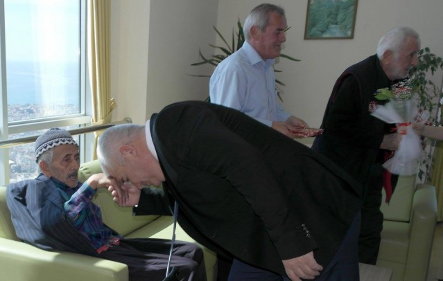 Alanya Ticaret ve Sanayi Odası Başkanı Mehmet Şahin, 8 Mart Dünya Kadınlar Günü etkinlikleri çerçevesinde, Alanya Huzurevi’ni ziyaret etti. Huzurevi sakinlerinin tek tek elini öpen Başkan Şahin, bayanlara şal, fular, ve karanfil; baylara da kravat hediye etti.

Ziyarette, ALTSO Yönetim Kurulu Üyesi Banu Okan Kavukçu ve TOBB Antalya Kadın Girişimciler Kurulu İcra Komitesi Başkan Yardımcısı Özlem Öz Kural da yer aldı. Kavukçu ve Kural da Başkan Şahin gibi huzurevi sakinleri ile birebir görüşmeler yaparak onlara moral verdiler, isteklerini dinlediler.

8 Mart Dünya Kadınlar Günü sebebiyle Alanya Huzurevi’ne bir ziyaret gerçekleştirdiklerini ifade eden Başkan Şahin, “Burada annelerimizi ve diğer tüm büyüklerimizi ziyaret ederek onlara moral vermek istedik. Hepimiz yaşlanacağız. Onlar da şu anda evlatlarından ayrılar ve gelen misafir kim olursa olsun dört gözle bekliyorlar. Burada Huzurevi Müdürümüz Esra Özarslan ve çalışanları sağ olsunlar bu ilgiye muhtaç büyüklerimize ellerinden geldiği kadar devletimizin şefkatini hissettiriyorlar. Gerçekten modern bir huzurevine sahip Alanya’mız. Bu gibi vesilelerle buradaki büyüklerimizi ziyaret ederek elimizden gelen desteği vermeye devam edeceğiz” dedi.

ÖZARSLAN’DAN ŞAHİN’E TEŞEKKÜR

Başkan Şahin’i kapıda karşılayan, Huzurevi Müdürü Esra Özarslan ise ALTSO Başkanı Mehmet Şahin’in her zaman desteğini gördüklerini söyledi. Başkan Şahin’le kısa bir görüşme gerçekleştiren Özarslan, ”Başkanımız Mehmet bey ile Banu ve Özlem hanıma nazik ziyaretlerinden dolayı çok teşekkür ederim. Huzurevi sakinlerimiz çok mutlu oldular. Sağ olsunlar ne zaman bizim yanımızdalar ve destek oluyorlar” dedi.