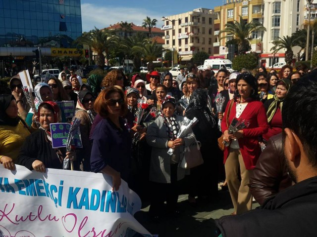 8 Mart Dünya Kadınlar Günü etkinlikleri kapsamında Atatürk Anıtı önünde yapılan kutlamalar sırasında iki erkek katılımcı "Biz de hak istiyoruz" diyerek bağırmaya başlayınca polis tarafında gözaltına alındılar.

Alanya Kent Konseyi'nin organizasyonluğunda Atatürk Anıtı önünde kutlama programı yapıldı. Her yıl olduğu gibi bu yıl da 'Kadına Şiddete 'Hayir' Bir Fırça da Sen At' temali etkinlik yapıldı. Daha sonra günün anlam ve önemine ilişkin konusmalar yapıldı. AKP İlçe Kadın Kolları Başkanı Şükran Çalık'ın konuşması esnasinda bazi tatsızlıklar da yaşandı. Çalık'ın "Kadınlar AKP ile daha özgür hale geldi, hakları arttı" ifadelerinin üzerine iki erkek vatandaş tepki gösterdi. Çalık'ın üzerine yürüyen vatandaşları polis güçlükle ayırdı. "Kadın hakları sizinle birlikte ayaklar altına alındı" diyen vatandaşlar alandan uzaklaştırıldı, ekipler tarafından uzaklaştırıldılar.