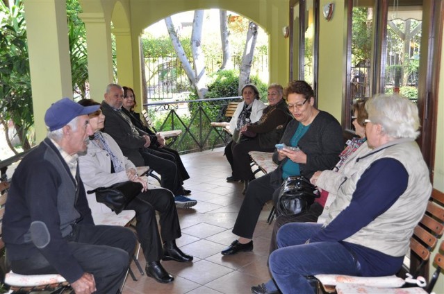 Alanya Belediyesi, Yaşlılar Haftası nedeniyle Tevfik Hoca Alanya Evi müdavimlerine kahvaltı düzenledi. Yaklaşık 60 vatandaşın katıldığı kahvaltıda konuşan Alanya Belediye Başkan Yardımcısı Nazmi Yüksel, “Belediyemiz, 365 gün sizlerin hizmetinde. ” dedi.

Alanya Belediyesi, Yaşlılar Haftası nedeniyle Tevfik Hoca Alanya Evi müdavimlerine kahvaltı düzenledi. Yaklaşık 60 vatandaşın katıldığı kahvaltıda konuşan Alanya Belediye Başkan Yardımcısı Nazmi Yüksel, “Belediyemiz, 365 gün sizlerin hizmetinde. ” dedi.

Ülkemizde 18-24 Mart tarihleri arasında kutlanan Yaşlılar Haftası bugün başladı. Hafta nedeniyle Alanya Belediyesi, Tevfik Hoca Alanya Evi müdavimi olan yaşlı vatandaşlar için bir kahvaltı programı düzenledi. Programa Başkan Yardımcısı Nazmi Yüksel’in yanı sıra Belediye Sosyal Yardım İşleri Müdürü Bilal Nurgül, Engelsiz Park ve Yaşam Merkezi Psikologu Esra Yemez, Tevfik Hoca Evi Hemşiresi Muazzez Kaya, Kadıpaşa Mahallesi Muhtarı Hasan Öner, basın mensupları ve Tevfik Hoca Evi müdavimi yaşlılar katıldı.

“DİĞER HİZMETLERİMİZİN YANISIRA SOSYAL PROJELERİMİZ DE ÇOK ÖNEMLİ” 

“Yaşlılar Haftası bizim için önemli, ancak sizler ise her gün önemlisiniz” diyerek sözlerine başlayan Başkan Yardımcısı Nazmi Yüksel, “Alanya Belediyesi olarak yaşlılarımıza çok değer veriyoruz. Sadece Yaşlılar Haftası’nda değil, 365 gün bu mekanı kullanabilirsiniz. Alanya Belediyesi olarak yol, su, köprü ve diğer park bahçe hizmetlerinin yanı sıra sosyal projelerimize de çok önem veriyoruz. Sizler, engelli bireylerimiz, gençlerimiz bizim için çok önemlidir. Belediye Başkanımızın önderliğinde, 365 gün sizler için, vatandaşlarımız için çalışıyoruz” dedi. 

“BİZE BU FIRTASI VERDİĞİNİZ İÇİN TEŞEKKÜR EDERİZ”

Tevfik Hoca Alanya Evi müdavimi yaşlılar adına söz alan Emekli Öğretmen Çiğdem Çopuroğlu ise “Bize böyle bir buluşma mekanı verdiğiniz için Belediye Başkanımıza, size ve ekibine çok teşekkür ederiz. Bizim bu mekanda çok güzel paylaşımlarımız oluyor. Bir birimizin sevincini, üzüntüsü paylaşıyoruz. Belediye bize burada ücretsiz psikolojik destek, fizyoterapi ve pansuman gibi hizmetleri de veriyor” ifadesini kullandı.

ENGELLİLERDEN JEST

Özel Özgün Kardelen Eğitim ve Rehabilitasyon Merkezi öğrencileri de bir sürpriz yaparak programa dahil oldu. Engelli öğrenciler yaşlılara karanfil dağıtarak ellerini öptü.