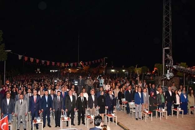 Başkan Yücel'in rüya projesine muhteşem açılış

Alanya Belediye Başkanı Adem Murat Yücel’in 23 Nisan Ulusal Egemenlik ve Çocuk Bayramı'nda çocuklara armağan ettiği Devlet Bahçeli Yaşam Alanı, ünlü pop sanatçısı İrem Derici’nin muhteşem konseri ile hizmete girdi.