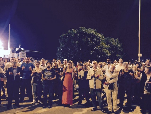 Bugün acı depremin yıl dönümü. Erdal Tamrak'ta bu sebeple Yalova'ya giderek anma programına katıldı. Tamrak acısını ise şu sözlerle dile getirdi: