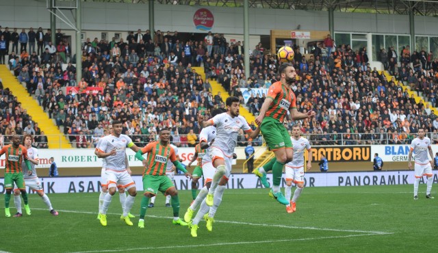 37. dakikada Efecan’ın sol taraftan kullandığı köşe vuruşunda Tzavellas’ın aşırttığı topa Omeruo'nun kafa vuruşunda meşin yuvarlak ağlarla buluştu. 2-0.