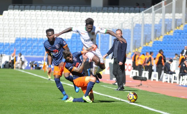 İki farkla öne geçen Başakşehir karşısında Fernandes'in golüyle farkı bire indirsek de maç bu sonuçla bitti. 2-1