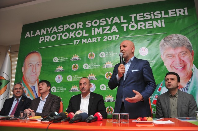 Kulüp başkanı Hasan Çavuşoğlu ve Antalya Büyükşehir Belediye Başkanı Menderes Türel’in konuşmalarıyla başlayan imza töreni, tesis projesinin sunumuyla devam etti. Sunumun ardından konuşan Dışişleri Bakanı Mevlüt Çavuşoğlu, çok yakında Alanyaspor’un modern bir tesise kavuşacağını söyledi. Mahmutlar Mahallesi’ne yapılması planlanan tesis projesinde yönetim ve konaklama binası, 4 futbol sahası, kapalı spor salonu ve tenis kortu bulunuyor.