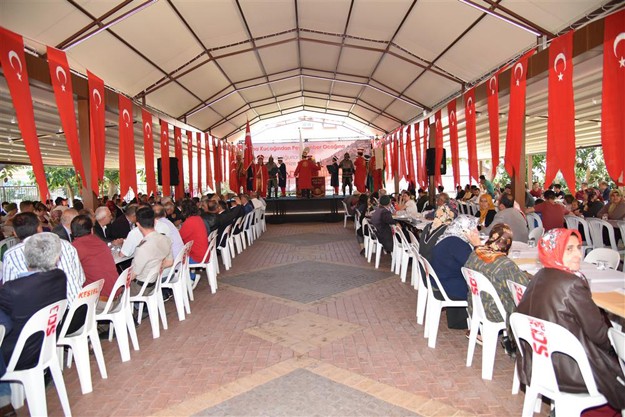 Alanya Belediyesi, 1997 tertip asker adayları gençler ve aileleri için Eşgilik Düğün Salonu’nda geniş katılımlı asker uğurlama programı düzenledi. Yoğun katılımın olduğu organizasyonda Alanya Belediye Başkanı Adem Murat Yücel, asker adaylarının kınasını kendi elleriyle yaktı.
