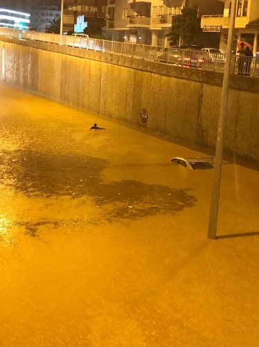 Saat 19.00 sıralarında şiddetini iyice artıran yağmur nedeniyle bazı cadde ve sokaklar su altında kaldı.