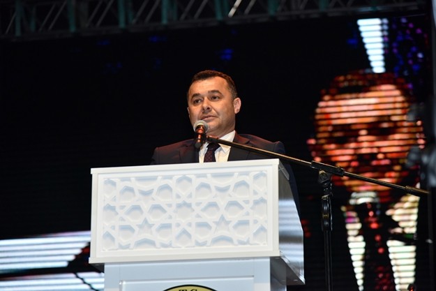 “ALANYA’NIN YENİ DEĞERİ, YENİ CAZİBE MERKEZİ”

Konser öncesi açılış konuşmasını gerçekleştiren Alanya Belediye Başkanı Adem Murat Yücel, "6.5 milyonluk yatırımla Alanya’mıza kazandırdığımız Devlet Bahçeli Sosyal Yaşam Alanı, Alanya’mızın değerine değer katacak yeni bir cazibe merkezidir. Alanya’yı her zaman el üstünde tutan Genel Başkanımız Sayın Devlet Bahçeli’nin adını verdiğimiz Sosyal Yaşam Alanımız, bugün Alanya’ya çok yakışan yapısıyla tüm kente kapılarını açıyor.” şeklinde konuştu.