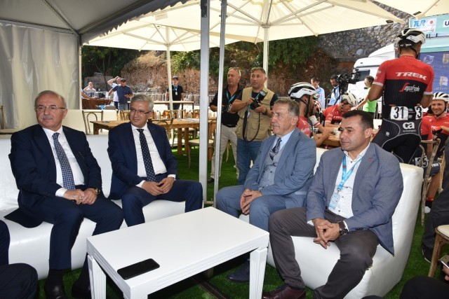 TUR 2017’nin startını Alanya Kızılkule önünden Cumhurbaşkanlığı Genel Sekreteri Fahri Kasırga verdi. Törene ayrıca Gençlik ve Spor Bakan Yardımcısı Abdurrahim Boynukalın, Antalya Valisi Münir Karaloğlu, Alanya Kaymakamı Mustafa Harputlu, Alanya Belediye Başkanı Adem Murat Yücel, Spor Genel Müdür Yardımcısı Ömer Altınsoy, Türkiye Bisiklet Federasyonu Başkanı Erol Küçükbakırcı katıldılar.