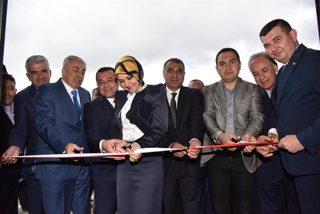 Törene Antalya Milletvekili Mehmet Günal, Alanya Kaymakamı Mustafa Harputlu, Gazipaşa Kaymakamı Nurullah Kaya, Cumhuriyet Başsavcısı Yasin Emre, Jandarma Komutanı Yarbay Serkan Akbaba, meclis üyeleri, siyasi parti temsilcileri, ülkü ocakları başkanları, birim amirleri, sivil toplum kuruluşlarının temsilcileri, muhtarlar, vatandaşları ve çok sayıda davetli katıldı.
Alanı dolduran kalabalığa seslenen Alanya Belediye Başkanı Adem Murat Yücel, vatandaşlara Demirtaş Kültür Merkezi ve Belediye yatırımlarıyla ilgili bilgi verdi. Başkan Yücel açılış konuşmasında şu konu başlıklarına dikkat çekti: