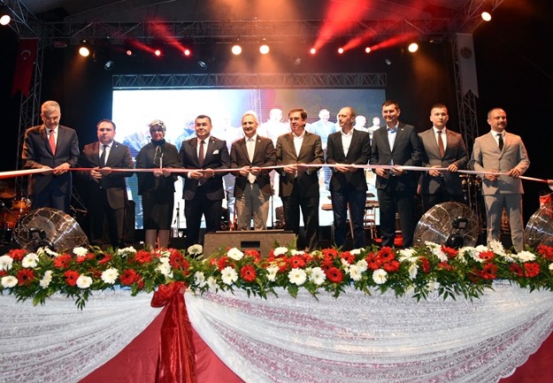 “TÜRKİYE’YE MODEL OLABİLECEK ÖRNEK BİR TESİS”

“Sosyal Yaşam Alanımız, görsel zenginliği, manzarası ve sunduğu imkânlarla Antalya’ya ve hatta Türkiye’ye model oluşturabilecek örnek bir tesistir.” şeklinde sözlerini sürdüren Belediye Başkanı Yücel, “Tavşandamı’nda 50 bin metrekare alana inşa ettiğimiz Sosyal Yaşam Alanımız, çocuklarımızın gönlünce eğleneceği, halkımızın en keyifli zamanlarını geçireceği, nezih bir mekân olarak yıllarca Alanya halkımıza hizmet verecektir.” dedi.