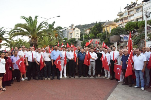 “15 TEMMUZ’DA DESTAN YAZAN YÜCE TÜRK MİLLETİNE MİNNETTARIZ”

Darbe girişiminin 2. yıldönümünde Alanya’da protokolün ve vatandaşların katılımıyla şelale önünden başlayan Milli Birlik yürüyüşü, Atatürk Anıtı’nda sona erdi. Alanya halkının tek yürek olduğu programda konuşan Belediye Başkanı Yücel, “15 Temmuz gecesi, vatan ve millet aşkıyla sivil bir direniş başlatarak, vatanımız, bayrağımız, özgürlüklerimiz, demokrasimiz ve yarınlarımız için darbecilere meydan okuyan tüm vatandaşlarımıza minnettarız, şükran borçluyuz.” dedi.