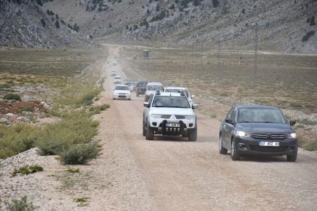 BAŞKAN YÜCEL’E SEVGİ SELİ

Alanya Belediye Başkanı Adem Murat Yücel, 100 araç ve aralarında Başkan Yardımcılarının, birim müdürlerinin, MHP İlçe Teşkilatı temsilcilerinin, bölge muhtarlarının, belediye personelinin ve vatandaşların bulunduğu 250 kişilik bir ekiple batı bölgesinde 23 yaylayı ziyaret etti. Yayla sakinlerinin büyük bir coşku ve sevinçle karşıladığı Başkan Yücel, ilk olarak Bayır Mahallesi’ne bağlı Oğuz Yaylası’nı ziyaret etti. Burada vatandaşlarla bir araya gelen Başkan Yücel, Bayır Yaylası sakinlerinin talep ve sorunlarını dinledi.