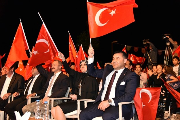 “KENDİMİZLE YARIŞIYORUZ”

Başkan Yücel, “Alanya Belediyesi’ni, her geçen gün kendi hızına yeni bir hız ekleyerek, kendiyle yarışan bir belediye haline getirdik. Bir şehrin değişimine ve dönüşümüne birlikte şahitlik ediyoruz. Demirtaş Kültür Merkezi’ni ve Kapalı Salı Pazarı’nı hizmete açtık. İnşallah önümüzdeki günlerde de birçok hizmetlerimizin temel atma ve açılış törenlerinde sizlerle birlikte olacağız." dedi.