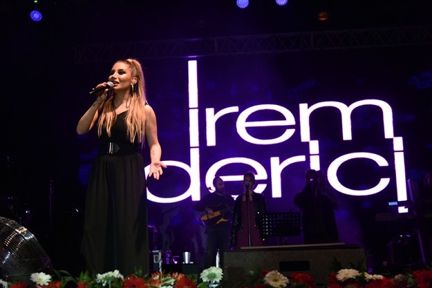 “BİZ GÖNÜL ALMASINI BİLİRİZ AH ALMASINI BİLMEYİZ”

“Biz gönülleri feth ede ede buralara geldik. Biz, “ah” almasını bilmeyiz, biz gönül almasını biliriz.” diyen Belediye Başkanı Yücel, Şeyh Edebali’nin Osman Gazi’ye öğüdünü okudu ve Hz. Ömer’in adalet anlayışını örnek aldıklarını söyledi.