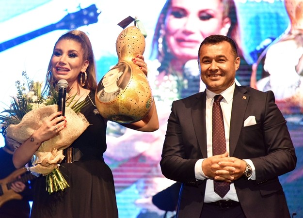 “HALKIMIZ BİZİ “HAKSIZLIKLARI, BASKILARI KALDIRSIN, ADALETLİ YÖNETSİN” DİYE SEÇTİ, 4 YILDA ONLARIN BU GÜVENİNİ BOŞA ÇIKARMADIK”

Alanya halkının kendilerine duyduğu güveni hiçbir zaman boşa çıkarmadıklarını belirten Belediye Başkanı Yücel, sözlerini şu şekilde sürdürdü: “Halkımız bizi, eşit, adaletli, hoşgörülü yöneteceğimize inandığı için; haksızlıkları, baskıları ortadan kaldıracağımıza inandığı için Kestel’den Alanya’ya taşıdı. Biz, hiçbir zaman onların bizlere duyduğu güveni boşa çıkarmadık.”