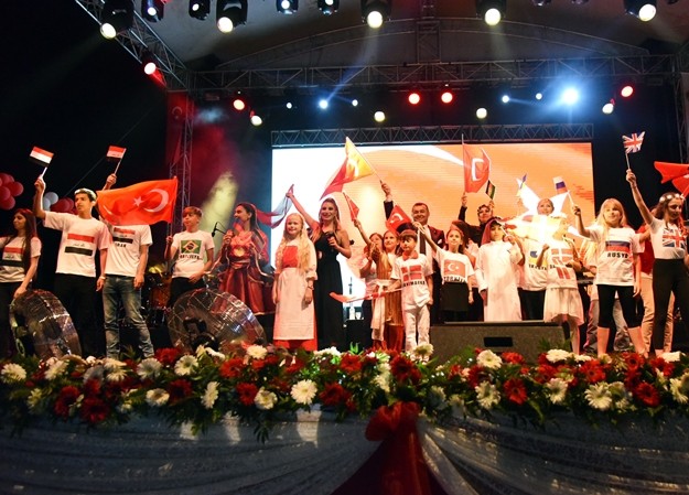 “EN ÜCRA KÖŞEDEKİ VATANDAŞIMIZIN HALİNİ SORDUK”

“Alanya’nın en ücra köşesinde yaşayan tek bir insan olsa bile O’nun elini öptük, halini sorduk, derdini dinledik. Yarasına merhem olmaya çalıştık. 37 yıllık Teleferik hayalini gerçekleştirirken, Bayır Mahallemizdeki Hüseyin amcamızın evine sağlık ekibimizle gittik; tansiyonunu ölçtük, ilaçlarını verdik. Alanya merkezde Güneş Enerji Santrali’ni hizmete açarken, Soğukpınar’da yolu olmadığı için evinden çıkamayan engelli Mehmet kardeşimizin evinin önündeki engelleri kaldırdık. Alanya’ya Kapalı Pazar Yeri’ni kazandırırken, Demirtaş Mahallemizde evi yanan Emine teyzemizin evini yeniledik.”