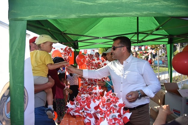 “YILLARCA UNUTULAN VATANDAŞLARIMIZI HATIRLADIK”

“Ramazan’da Alanya merkezde 3 ayrı noktada her gün 2.500 kişiye iftar sofrası kurarken, Çamlıca Yaylası’ndaki Ayşe ninemize kapısını çalarak gıda paketimizi teslim ettik. Prestij Caddeleri ile Alanya’nın prestijini arttırırken, Dimalacami’de Fatma annemizi ambulansımızla hastaneye taşıdık. Çocuklarımız daha iyi eğitim alsın diye Oba Kız Yurdu’nu yaparken,

Mahmutlar, Kestel ve Payallar’da 2 çok amaçlı liseyi inşa ettik. Alanya’ya 60 km uzaklıktaki Karapınar Mahallesi’ni ilk kez parkla, meydanla, asfaltla tanıştırdık. Şehrimizi bir ay önce Demirtaş Kültür Merkezi ile taçlandırırken, Alanya’nın en uzak mahallelerinde yıllarca varlığı unutulan insanımızın hizmet sevincine, hatırlandığı için mutluluk gözyaşlarına şahit olduk.”