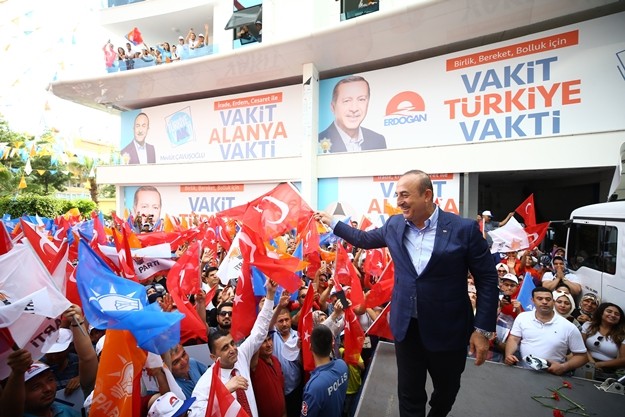Dışişleri Bakanı Mevlüt Çavuşoğlu, AK Parti Alanya İlçe Teşkilatı’nın 24 Haziran seçimleri kapsamında düzenlediği ‘İstikrar Yürüyüşü’ne katıldı. Çavuşoğlu’na, AK Parti Antalya Milletvekilleri Sena Nur Çelik ve İbrahim Aydın, İlçe Başkanı Mustafa Toklu ile binlerce partili vatandaş da eşlik etti. Bakan Çavuşoğlu ve beraberinde yürüyen vatandaşlara ev ve işyerlerinden karanfiller atılırken, vatandaşlar "Gururumuz Çavuşoğlu" sloganları attı.
