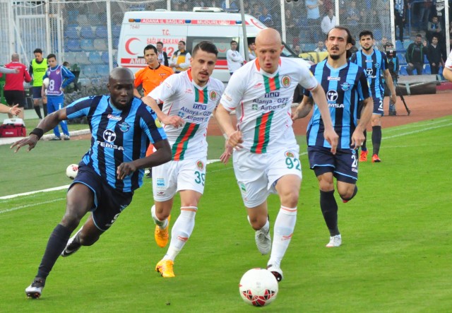 Alanyaspor 1-0 önde götürdüğü maçı son dakikada yediği golle berabere bitirdi, 2 puanı son dakikada kaybetti.

PTT 1. Lig'de oynanan 23. hafta karşılaşmasında Multigroup Alanyaspor deplasmanda Adana Demirspor ile 1-1 berabere kaldı. Yaklaşık 300 turuncu yeşilli taraftarın takımına destek verdiği karşılaşmada yönetim kurulu da kalabalık bir grupla stada gelerek takımı yalnız bırakmadı. 


STAT: 5 Ocak Fatih Terim

HAKEMLER: Tolga Özkalfa, Serkan Gençerler, İlker Takpak

ADANA DEMİRSPOR: Fevzi- Mahmut (Dk.80 Anıl), Attamah, Pote, Bezerra, Şenol, Burak, Onur, Hüseyin (Dk.61 Kenan), Gomes, İbrahim Moro (Dk.74 İbrahim Dağaşan)

MULTİGROUP ALANYASPOR: Haydar- Yasin, Ahmet, Sezer, Kerem Can, Timuçin (Dk.78 Galip), Deniz, Sinan (Dk.68 Efecan), Emre (Dk.87 Barış), Tayfur, Ayite

GOL: DK.58 Emre (Multigroup Alanyaspor)

SARI KARTLAR: Şenol, Onur, Gomes, İbrahim Dağaşan) (Adana Demirspor), Deniz, Efecan, Kerem Can (Multigroup Alanyaspor)


Karşılaşmanın 3. dakikasında sağ kanatta Sinan'dan aldığı topu Yasin ortaladı. Ayite'nin kafa vuruşunda top az farkla yandan auta gitti. 6. dakikada Sezer sol kanattan yerden ortaladı. Deniz topu kontrol ederek yerden kaleye vurdu ancak kaleci Fevzi gole izin vermedi. 8. dakikada Tiago'nun vuruşunda top üstten auta gitti. 35. dakikada ev sahibi takım soldan atağa çıktı. Burak topla birlikte ceza sahasına girdi. Bu oyuncunun çaprazdan sert şutu az farkla auta gitti. Karşılaşmanın ilk yarısı golsüz berabere tamamlandı. 

Maçın 58. dakikasında savunmanın arkasına sarkan Emre topu rakibinden kurtararak çapraz pozisyonda topu plaseyle filelere gönderdi: 0-1. 66. dakikada Sinan'a çok sert faul yapan Kenan kırmızı kartla oyundan atıldı. 76. dakikada turuncu yeşilli takım Ayite ile ani atağa çıktı. Savunmanın arkasına sarkan Ayite kaleciyi geçmek isterken açısını kaybetti. Bu oyuncunun vuruşunda top auta gitti. 86. dakikada Ayite'nin pasında rakip yarı alana hareketlenen Tayfur topu geriden gelen Galip'e çıkardı. Kaleciyle karşı karşıya kalan Galip'in vuruşunda top kaleci Fevzi'den döndü. 89. dakikada Anıl'ın ortasında İbrahim'in kafa vuruşu kaleci Haydar'dan döndü. Topu önünde bulan Pote yakın mesafeden fileleri havalandırdı. 90+1. dakikada Kerem Can soldan ortaladı, Tayfur kafa vurdu ancak top kaleci Fevzi de kaldı. 90+2. dakikada Adana Demirspor ceza alanında oluşan karambolde Attamah topu kafayla çizgiden çıkardı. Karşılaşma 1-1 berabere sona erdi.