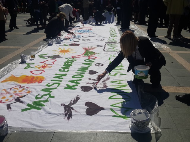 Alanya Kent Konseyi'nin organizasyonluğunda Atatürk Anıtı önünde Dünya Kadınlar Günü'ne özel kutlama programı yapıldı. 

Kutlama Programı Atatürk Anıtına çelenk koyma, saygı duruşu ve İstiklal Marşı'nın okunması ile başladı.  Atatürk Anıtı'na çelenk sunumuyla başlayan programa Alanya Kent Konseyi Başkanı Nurhan Özcan, Alanya Belediye Başkanı Adem Murat Yücel, Alanya Kaymakamının eşi Ceylan Tanrıseven, siyasi partilerin kadin kolları başkan ve üyeleriyle birlikte çok sayıda vatandaş katıldı. Her yıl olduğu gibi bu yıl da 'Kadına Şiddete 'Hayır' Bir Fırça da Sen At' temalı etkinlik yapıldı. Daha sonra günün anlam ve önemine ilişkin konusmalar yapıldı.

Alanya Belediye Başkanı Adem Murat Yücel, kadınlara karanfil dağıttı. Sosyal Hizmetler Müdürü Ahmet Çelik'in konuşması esnasinda da güzel anlar yaşandı. Çelik'in konuşma yaptığı esnada paramotor ile kadinların üzerine gül yaprakları saçıldı.


“TOPLUMUN ŞEKİLLENMESİNDE KADIN BÜYÜK BİR ROL ÜSTLENMEKTEDİR ”

Alanya Kaymakamı Dr. Hasan Tanrıseven’in eşi Ceylan Tanrıseven, ''8 Mart Dünya Kadınlar Günü'' etkinlikleri çerçevesinde yaptığı konuşmada şunları kaydetti: “Bizim toplumumuz aile üzerine kurulmuştur ve ailenin en önemli yapısı da kadınlardır. Unutmayalım ki, toplumun dinamik değerlerini kadınlar elinde tutuyor. Toplumun şekillenmesinde de büyük rol üstlenmektedir. Yaşamımızın doğumdan ölüme kadar her anında varlığıyla onurlandığımız, ihtiyaçları olduğunda desteklerimizi esirgemediğimiz, bizleri eğiten, yetiştiren, üreten, yüreğimizdeki sevgi ve şefkati karşılıksız veren fedakar anneleriz. Kurtuluş Savaşında, Çanakkale Savaşında ve ülke olarak yaşamış olduğumuz en sıkıntılı dönemlerde fedakar, cefakar Türk Kadınları toplumun yeniden dirilmesine, canlanmasına çok büyük katkı sağlamışlardır. Yaşamın her alanında başarıyla yer almış kadınlarımızın Kadınlar Gününü kutluyorum.” Etkinlik alanına kurulan sembolik dilek ağacına, ''Sevgiyle, güzel günler sizin olsun'' yazarak bayanların güzel günler görmesini temennisinde bulunan Ceylan Tanrıseven, ''Şiddete karşı bir fırçada sen at'' boyama ve benzeri etkinliklere katıldı. '