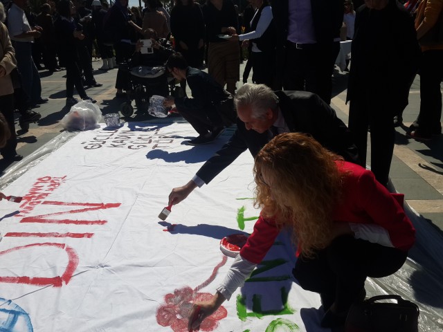 Alanya Kent Konseyi'nin organizasyonluğunda Atatürk Anıtı önünde Dünya Kadınlar Günü'ne özel kutlama programı yapıldı. 

Kutlama Programı Atatürk Anıtına çelenk koyma, saygı duruşu ve İstiklal Marşı'nın okunması ile başladı.  Atatürk Anıtı'na çelenk sunumuyla başlayan programa Alanya Kent Konseyi Başkanı Nurhan Özcan, Alanya Belediye Başkanı Adem Murat Yücel, Alanya Kaymakamının eşi Ceylan Tanrıseven, siyasi partilerin kadin kolları başkan ve üyeleriyle birlikte çok sayıda vatandaş katıldı. Her yıl olduğu gibi bu yıl da 'Kadına Şiddete 'Hayır' Bir Fırça da Sen At' temalı etkinlik yapıldı. Daha sonra günün anlam ve önemine ilişkin konusmalar yapıldı.

Alanya Belediye Başkanı Adem Murat Yücel, kadınlara karanfil dağıttı. Sosyal Hizmetler Müdürü Ahmet Çelik'in konuşması esnasinda da güzel anlar yaşandı. Çelik'in konuşma yaptığı esnada paramotor ile kadinların üzerine gül yaprakları saçıldı.


“TOPLUMUN ŞEKİLLENMESİNDE KADIN BÜYÜK BİR ROL ÜSTLENMEKTEDİR ”

Alanya Kaymakamı Dr. Hasan Tanrıseven’in eşi Ceylan Tanrıseven, ''8 Mart Dünya Kadınlar Günü'' etkinlikleri çerçevesinde yaptığı konuşmada şunları kaydetti: “Bizim toplumumuz aile üzerine kurulmuştur ve ailenin en önemli yapısı da kadınlardır. Unutmayalım ki, toplumun dinamik değerlerini kadınlar elinde tutuyor. Toplumun şekillenmesinde de büyük rol üstlenmektedir. Yaşamımızın doğumdan ölüme kadar her anında varlığıyla onurlandığımız, ihtiyaçları olduğunda desteklerimizi esirgemediğimiz, bizleri eğiten, yetiştiren, üreten, yüreğimizdeki sevgi ve şefkati karşılıksız veren fedakar anneleriz. Kurtuluş Savaşında, Çanakkale Savaşında ve ülke olarak yaşamış olduğumuz en sıkıntılı dönemlerde fedakar, cefakar Türk Kadınları toplumun yeniden dirilmesine, canlanmasına çok büyük katkı sağlamışlardır. Yaşamın her alanında başarıyla yer almış kadınlarımızın Kadınlar Gününü kutluyorum.” Etkinlik alanına kurulan sembolik dilek ağacına, ''Sevgiyle, güzel günler sizin olsun'' yazarak bayanların güzel günler görmesini temennisinde bulunan Ceylan Tanrıseven, ''Şiddete karşı bir fırçada sen at'' boyama ve benzeri etkinliklere katıldı. '