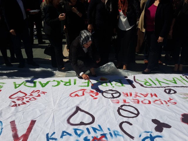 Alanya Kent Konseyi'nin organizasyonluğunda Atatürk Anıtı önünde Dünya Kadınlar Günü'ne özel kutlama programı yapıldı. 

Kutlama Programı Atatürk Anıtına çelenk koyma, saygı duruşu ve İstiklal Marşı'nın okunması ile başladı.  Atatürk Anıtı'na çelenk sunumuyla başlayan programa Alanya Kent Konseyi Başkanı Nurhan Özcan, Alanya Belediye Başkanı Adem Murat Yücel, Alanya Kaymakamının eşi Ceylan Tanrıseven, siyasi partilerin kadin kolları başkan ve üyeleriyle birlikte çok sayıda vatandaş katıldı. Her yıl olduğu gibi bu yıl da 'Kadına Şiddete 'Hayır' Bir Fırça da Sen At' temalı etkinlik yapıldı. Daha sonra günün anlam ve önemine ilişkin konusmalar yapıldı.

Alanya Belediye Başkanı Adem Murat Yücel, kadınlara karanfil dağıttı. Sosyal Hizmetler Müdürü Ahmet Çelik'in konuşması esnasinda da güzel anlar yaşandı. Çelik'in konuşma yaptığı esnada paramotor ile kadinların üzerine gül yaprakları saçıldı.


“TOPLUMUN ŞEKİLLENMESİNDE KADIN BÜYÜK BİR ROL ÜSTLENMEKTEDİR ”

Alanya Kaymakamı Dr. Hasan Tanrıseven’in eşi Ceylan Tanrıseven, ''8 Mart Dünya Kadınlar Günü'' etkinlikleri çerçevesinde yaptığı konuşmada şunları kaydetti: “Bizim toplumumuz aile üzerine kurulmuştur ve ailenin en önemli yapısı da kadınlardır. Unutmayalım ki, toplumun dinamik değerlerini kadınlar elinde tutuyor. Toplumun şekillenmesinde de büyük rol üstlenmektedir. Yaşamımızın doğumdan ölüme kadar her anında varlığıyla onurlandığımız, ihtiyaçları olduğunda desteklerimizi esirgemediğimiz, bizleri eğiten, yetiştiren, üreten, yüreğimizdeki sevgi ve şefkati karşılıksız veren fedakar anneleriz. Kurtuluş Savaşında, Çanakkale Savaşında ve ülke olarak yaşamış olduğumuz en sıkıntılı dönemlerde fedakar, cefakar Türk Kadınları toplumun yeniden dirilmesine, canlanmasına çok büyük katkı sağlamışlardır. Yaşamın her alanında başarıyla yer almış kadınlarımızın Kadınlar Gününü kutluyorum.” Etkinlik alanına kurulan sembolik dilek ağacına, ''Sevgiyle, güzel günler sizin olsun'' yazarak bayanların güzel günler görmesini temennisinde bulunan Ceylan Tanrıseven, ''Şiddete karşı bir fırçada sen at'' boyama ve benzeri etkinliklere katıldı. '