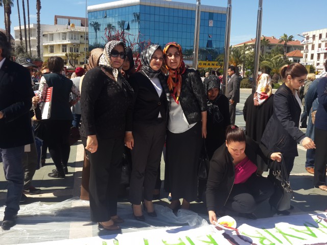 Alanya Kent Konseyi'nin organizasyonluğunda Atatürk Anıtı önünde Dünya Kadınlar Günü'ne özel kutlama programı yapıldı. 

Kutlama Programı Atatürk Anıtına çelenk koyma, saygı duruşu ve İstiklal Marşı'nın okunması ile başladı.  Atatürk Anıtı'na çelenk sunumuyla başlayan programa Alanya Kent Konseyi Başkanı Nurhan Özcan, Alanya Belediye Başkanı Adem Murat Yücel, Alanya Kaymakamının eşi Ceylan Tanrıseven, siyasi partilerin kadin kolları başkan ve üyeleriyle birlikte çok sayıda vatandaş katıldı. Her yıl olduğu gibi bu yıl da 'Kadına Şiddete 'Hayır' Bir Fırça da Sen At' temalı etkinlik yapıldı. Daha sonra günün anlam ve önemine ilişkin konusmalar yapıldı.

Alanya Belediye Başkanı Adem Murat Yücel, kadınlara karanfil dağıttı. Sosyal Hizmetler Müdürü Ahmet Çelik'in konuşması esnasinda da güzel anlar yaşandı. Çelik'in konuşma yaptığı esnada paramotor ile kadinların üzerine gül yaprakları saçıldı.


“TOPLUMUN ŞEKİLLENMESİNDE KADIN BÜYÜK BİR ROL ÜSTLENMEKTEDİR ”

Alanya Kaymakamı Dr. Hasan Tanrıseven’in eşi Ceylan Tanrıseven, ''8 Mart Dünya Kadınlar Günü'' etkinlikleri çerçevesinde yaptığı konuşmada şunları kaydetti: “Bizim toplumumuz aile üzerine kurulmuştur ve ailenin en önemli yapısı da kadınlardır. Unutmayalım ki, toplumun dinamik değerlerini kadınlar elinde tutuyor. Toplumun şekillenmesinde de büyük rol üstlenmektedir. Yaşamımızın doğumdan ölüme kadar her anında varlığıyla onurlandığımız, ihtiyaçları olduğunda desteklerimizi esirgemediğimiz, bizleri eğiten, yetiştiren, üreten, yüreğimizdeki sevgi ve şefkati karşılıksız veren fedakar anneleriz. Kurtuluş Savaşında, Çanakkale Savaşında ve ülke olarak yaşamış olduğumuz en sıkıntılı dönemlerde fedakar, cefakar Türk Kadınları toplumun yeniden dirilmesine, canlanmasına çok büyük katkı sağlamışlardır. Yaşamın her alanında başarıyla yer almış kadınlarımızın Kadınlar Gününü kutluyorum.” Etkinlik alanına kurulan sembolik dilek ağacına, ''Sevgiyle, güzel günler sizin olsun'' yazarak bayanların güzel günler görmesini temennisinde bulunan Ceylan Tanrıseven, ''Şiddete karşı bir fırçada sen at'' boyama ve benzeri etkinliklere katıldı. '