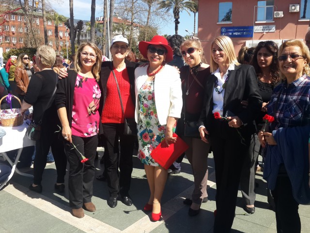 Alanya Kent Konseyi'nin organizasyonluğunda Atatürk Anıtı önünde Dünya Kadınlar Günü'ne özel kutlama programı yapıldı. 

Kutlama Programı Atatürk Anıtına çelenk koyma, saygı duruşu ve İstiklal Marşı'nın okunması ile başladı.  Atatürk Anıtı'na çelenk sunumuyla başlayan programa Alanya Kent Konseyi Başkanı Nurhan Özcan, Alanya Belediye Başkanı Adem Murat Yücel, Alanya Kaymakamının eşi Ceylan Tanrıseven, siyasi partilerin kadin kolları başkan ve üyeleriyle birlikte çok sayıda vatandaş katıldı. Her yıl olduğu gibi bu yıl da 'Kadına Şiddete 'Hayır' Bir Fırça da Sen At' temalı etkinlik yapıldı. Daha sonra günün anlam ve önemine ilişkin konusmalar yapıldı.

Alanya Belediye Başkanı Adem Murat Yücel, kadınlara karanfil dağıttı. Sosyal Hizmetler Müdürü Ahmet Çelik'in konuşması esnasinda da güzel anlar yaşandı. Çelik'in konuşma yaptığı esnada paramotor ile kadinların üzerine gül yaprakları saçıldı.


“TOPLUMUN ŞEKİLLENMESİNDE KADIN BÜYÜK BİR ROL ÜSTLENMEKTEDİR ”

Alanya Kaymakamı Dr. Hasan Tanrıseven’in eşi Ceylan Tanrıseven, ''8 Mart Dünya Kadınlar Günü'' etkinlikleri çerçevesinde yaptığı konuşmada şunları kaydetti: “Bizim toplumumuz aile üzerine kurulmuştur ve ailenin en önemli yapısı da kadınlardır. Unutmayalım ki, toplumun dinamik değerlerini kadınlar elinde tutuyor. Toplumun şekillenmesinde de büyük rol üstlenmektedir. Yaşamımızın doğumdan ölüme kadar her anında varlığıyla onurlandığımız, ihtiyaçları olduğunda desteklerimizi esirgemediğimiz, bizleri eğiten, yetiştiren, üreten, yüreğimizdeki sevgi ve şefkati karşılıksız veren fedakar anneleriz. Kurtuluş Savaşında, Çanakkale Savaşında ve ülke olarak yaşamış olduğumuz en sıkıntılı dönemlerde fedakar, cefakar Türk Kadınları toplumun yeniden dirilmesine, canlanmasına çok büyük katkı sağlamışlardır. Yaşamın her alanında başarıyla yer almış kadınlarımızın Kadınlar Gününü kutluyorum.” Etkinlik alanına kurulan sembolik dilek ağacına, ''Sevgiyle, güzel günler sizin olsun'' yazarak bayanların güzel günler görmesini temennisinde bulunan Ceylan Tanrıseven, ''Şiddete karşı bir fırçada sen at'' boyama ve benzeri etkinliklere katıldı. '