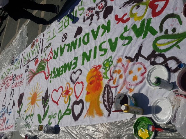 Alanya Kent Konseyi'nin organizasyonluğunda Atatürk Anıtı önünde Dünya Kadınlar Günü'ne özel kutlama programı yapıldı. 

Kutlama Programı Atatürk Anıtına çelenk koyma, saygı duruşu ve İstiklal Marşı'nın okunması ile başladı.  Atatürk Anıtı'na çelenk sunumuyla başlayan programa Alanya Kent Konseyi Başkanı Nurhan Özcan, Alanya Belediye Başkanı Adem Murat Yücel, Alanya Kaymakamının eşi Ceylan Tanrıseven, siyasi partilerin kadin kolları başkan ve üyeleriyle birlikte çok sayıda vatandaş katıldı. Her yıl olduğu gibi bu yıl da 'Kadına Şiddete 'Hayır' Bir Fırça da Sen At' temalı etkinlik yapıldı. Daha sonra günün anlam ve önemine ilişkin konusmalar yapıldı.

Alanya Belediye Başkanı Adem Murat Yücel, kadınlara karanfil dağıttı. Sosyal Hizmetler Müdürü Ahmet Çelik'in konuşması esnasinda da güzel anlar yaşandı. Çelik'in konuşma yaptığı esnada paramotor ile kadinların üzerine gül yaprakları saçıldı.


“TOPLUMUN ŞEKİLLENMESİNDE KADIN BÜYÜK BİR ROL ÜSTLENMEKTEDİR ”

Alanya Kaymakamı Dr. Hasan Tanrıseven’in eşi Ceylan Tanrıseven, ''8 Mart Dünya Kadınlar Günü'' etkinlikleri çerçevesinde yaptığı konuşmada şunları kaydetti: “Bizim toplumumuz aile üzerine kurulmuştur ve ailenin en önemli yapısı da kadınlardır. Unutmayalım ki, toplumun dinamik değerlerini kadınlar elinde tutuyor. Toplumun şekillenmesinde de büyük rol üstlenmektedir. Yaşamımızın doğumdan ölüme kadar her anında varlığıyla onurlandığımız, ihtiyaçları olduğunda desteklerimizi esirgemediğimiz, bizleri eğiten, yetiştiren, üreten, yüreğimizdeki sevgi ve şefkati karşılıksız veren fedakar anneleriz. Kurtuluş Savaşında, Çanakkale Savaşında ve ülke olarak yaşamış olduğumuz en sıkıntılı dönemlerde fedakar, cefakar Türk Kadınları toplumun yeniden dirilmesine, canlanmasına çok büyük katkı sağlamışlardır. Yaşamın her alanında başarıyla yer almış kadınlarımızın Kadınlar Gününü kutluyorum.” Etkinlik alanına kurulan sembolik dilek ağacına, ''Sevgiyle, güzel günler sizin olsun'' yazarak bayanların güzel günler görmesini temennisinde bulunan Ceylan Tanrıseven, ''Şiddete karşı bir fırçada sen at'' boyama ve benzeri etkinliklere katıldı. '