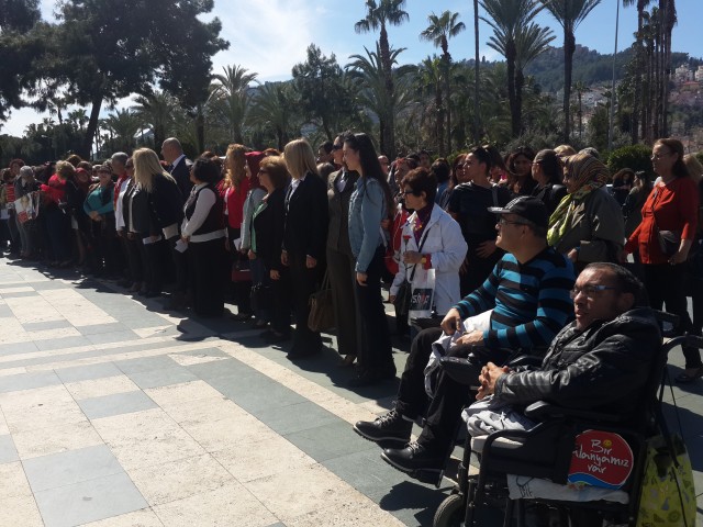 Alanya Kent Konseyi'nin organizasyonluğunda Atatürk Anıtı önünde Dünya Kadınlar Günü'ne özel kutlama programı yapıldı. 

Kutlama Programı Atatürk Anıtına çelenk koyma, saygı duruşu ve İstiklal Marşı'nın okunması ile başladı.  Atatürk Anıtı'na çelenk sunumuyla başlayan programa Alanya Kent Konseyi Başkanı Nurhan Özcan, Alanya Belediye Başkanı Adem Murat Yücel, Alanya Kaymakamının eşi Ceylan Tanrıseven, siyasi partilerin kadin kolları başkan ve üyeleriyle birlikte çok sayıda vatandaş katıldı. Her yıl olduğu gibi bu yıl da 'Kadına Şiddete 'Hayır' Bir Fırça da Sen At' temalı etkinlik yapıldı. Daha sonra günün anlam ve önemine ilişkin konusmalar yapıldı.

Alanya Belediye Başkanı Adem Murat Yücel, kadınlara karanfil dağıttı. Sosyal Hizmetler Müdürü Ahmet Çelik'in konuşması esnasinda da güzel anlar yaşandı. Çelik'in konuşma yaptığı esnada paramotor ile kadinların üzerine gül yaprakları saçıldı.


“TOPLUMUN ŞEKİLLENMESİNDE KADIN BÜYÜK BİR ROL ÜSTLENMEKTEDİR ”

Alanya Kaymakamı Dr. Hasan Tanrıseven’in eşi Ceylan Tanrıseven, ''8 Mart Dünya Kadınlar Günü'' etkinlikleri çerçevesinde yaptığı konuşmada şunları kaydetti: “Bizim toplumumuz aile üzerine kurulmuştur ve ailenin en önemli yapısı da kadınlardır. Unutmayalım ki, toplumun dinamik değerlerini kadınlar elinde tutuyor. Toplumun şekillenmesinde de büyük rol üstlenmektedir. Yaşamımızın doğumdan ölüme kadar her anında varlığıyla onurlandığımız, ihtiyaçları olduğunda desteklerimizi esirgemediğimiz, bizleri eğiten, yetiştiren, üreten, yüreğimizdeki sevgi ve şefkati karşılıksız veren fedakar anneleriz. Kurtuluş Savaşında, Çanakkale Savaşında ve ülke olarak yaşamış olduğumuz en sıkıntılı dönemlerde fedakar, cefakar Türk Kadınları toplumun yeniden dirilmesine, canlanmasına çok büyük katkı sağlamışlardır. Yaşamın her alanında başarıyla yer almış kadınlarımızın Kadınlar Gününü kutluyorum.” Etkinlik alanına kurulan sembolik dilek ağacına, ''Sevgiyle, güzel günler sizin olsun'' yazarak bayanların güzel günler görmesini temennisinde bulunan Ceylan Tanrıseven, ''Şiddete karşı bir fırçada sen at'' boyama ve benzeri etkinliklere katıldı. '