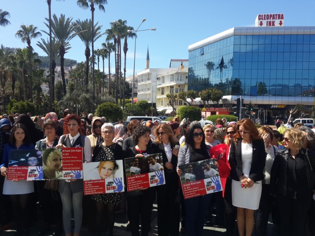 Alanya Kent Konseyi'nin organizasyonluğunda Atatürk Anıtı önünde Dünya Kadınlar Günü'ne özel kutlama programı yapıldı. 

Kutlama Programı Atatürk Anıtına çelenk koyma, saygı duruşu ve İstiklal Marşı'nın okunması ile başladı.  Atatürk Anıtı'na çelenk sunumuyla başlayan programa Alanya Kent Konseyi Başkanı Nurhan Özcan, Alanya Belediye Başkanı Adem Murat Yücel, Alanya Kaymakamının eşi Ceylan Tanrıseven, siyasi partilerin kadin kolları başkan ve üyeleriyle birlikte çok sayıda vatandaş katıldı. Her yıl olduğu gibi bu yıl da 'Kadına Şiddete 'Hayır' Bir Fırça da Sen At' temalı etkinlik yapıldı. Daha sonra günün anlam ve önemine ilişkin konusmalar yapıldı.

Alanya Belediye Başkanı Adem Murat Yücel, kadınlara karanfil dağıttı. Sosyal Hizmetler Müdürü Ahmet Çelik'in konuşması esnasinda da güzel anlar yaşandı. Çelik'in konuşma yaptığı esnada paramotor ile kadinların üzerine gül yaprakları saçıldı.


“TOPLUMUN ŞEKİLLENMESİNDE KADIN BÜYÜK BİR ROL ÜSTLENMEKTEDİR ”

Alanya Kaymakamı Dr. Hasan Tanrıseven’in eşi Ceylan Tanrıseven, ''8 Mart Dünya Kadınlar Günü'' etkinlikleri çerçevesinde yaptığı konuşmada şunları kaydetti: “Bizim toplumumuz aile üzerine kurulmuştur ve ailenin en önemli yapısı da kadınlardır. Unutmayalım ki, toplumun dinamik değerlerini kadınlar elinde tutuyor. Toplumun şekillenmesinde de büyük rol üstlenmektedir. Yaşamımızın doğumdan ölüme kadar her anında varlığıyla onurlandığımız, ihtiyaçları olduğunda desteklerimizi esirgemediğimiz, bizleri eğiten, yetiştiren, üreten, yüreğimizdeki sevgi ve şefkati karşılıksız veren fedakar anneleriz. Kurtuluş Savaşında, Çanakkale Savaşında ve ülke olarak yaşamış olduğumuz en sıkıntılı dönemlerde fedakar, cefakar Türk Kadınları toplumun yeniden dirilmesine, canlanmasına çok büyük katkı sağlamışlardır. Yaşamın her alanında başarıyla yer almış kadınlarımızın Kadınlar Gününü kutluyorum.” Etkinlik alanına kurulan sembolik dilek ağacına, ''Sevgiyle, güzel günler sizin olsun'' yazarak bayanların güzel günler görmesini temennisinde bulunan Ceylan Tanrıseven, ''Şiddete karşı bir fırçada sen at'' boyama ve benzeri etkinliklere katıldı. '