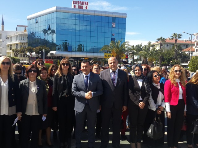 Alanya Kent Konseyi'nin organizasyonluğunda Atatürk Anıtı önünde Dünya Kadınlar Günü'ne özel kutlama programı yapıldı. 

Kutlama Programı Atatürk Anıtına çelenk koyma, saygı duruşu ve İstiklal Marşı'nın okunması ile başladı.  Atatürk Anıtı'na çelenk sunumuyla başlayan programa Alanya Kent Konseyi Başkanı Nurhan Özcan, Alanya Belediye Başkanı Adem Murat Yücel, Alanya Kaymakamının eşi Ceylan Tanrıseven, siyasi partilerin kadin kolları başkan ve üyeleriyle birlikte çok sayıda vatandaş katıldı. Her yıl olduğu gibi bu yıl da 'Kadına Şiddete 'Hayır' Bir Fırça da Sen At' temalı etkinlik yapıldı. Daha sonra günün anlam ve önemine ilişkin konusmalar yapıldı.

Alanya Belediye Başkanı Adem Murat Yücel, kadınlara karanfil dağıttı. Sosyal Hizmetler Müdürü Ahmet Çelik'in konuşması esnasinda da güzel anlar yaşandı. Çelik'in konuşma yaptığı esnada paramotor ile kadinların üzerine gül yaprakları saçıldı.


“TOPLUMUN ŞEKİLLENMESİNDE KADIN BÜYÜK BİR ROL ÜSTLENMEKTEDİR ”

Alanya Kaymakamı Dr. Hasan Tanrıseven’in eşi Ceylan Tanrıseven, ''8 Mart Dünya Kadınlar Günü'' etkinlikleri çerçevesinde yaptığı konuşmada şunları kaydetti: “Bizim toplumumuz aile üzerine kurulmuştur ve ailenin en önemli yapısı da kadınlardır. Unutmayalım ki, toplumun dinamik değerlerini kadınlar elinde tutuyor. Toplumun şekillenmesinde de büyük rol üstlenmektedir. Yaşamımızın doğumdan ölüme kadar her anında varlığıyla onurlandığımız, ihtiyaçları olduğunda desteklerimizi esirgemediğimiz, bizleri eğiten, yetiştiren, üreten, yüreğimizdeki sevgi ve şefkati karşılıksız veren fedakar anneleriz. Kurtuluş Savaşında, Çanakkale Savaşında ve ülke olarak yaşamış olduğumuz en sıkıntılı dönemlerde fedakar, cefakar Türk Kadınları toplumun yeniden dirilmesine, canlanmasına çok büyük katkı sağlamışlardır. Yaşamın her alanında başarıyla yer almış kadınlarımızın Kadınlar Gününü kutluyorum.” Etkinlik alanına kurulan sembolik dilek ağacına, ''Sevgiyle, güzel günler sizin olsun'' yazarak bayanların güzel günler görmesini temennisinde bulunan Ceylan Tanrıseven, ''Şiddete karşı bir fırçada sen at'' boyama ve benzeri etkinliklere katıldı. '