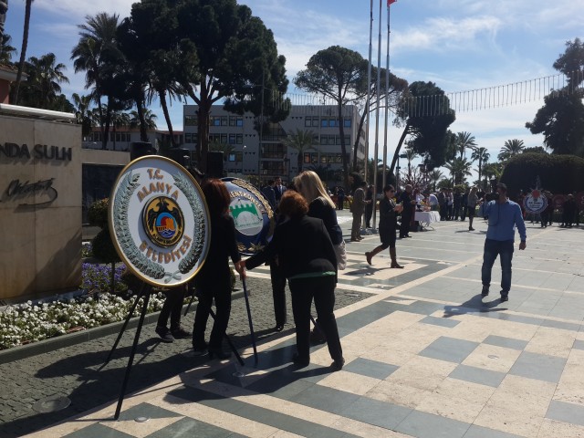 Alanya Kent Konseyi'nin organizasyonluğunda Atatürk Anıtı önünde Dünya Kadınlar Günü'ne özel kutlama programı yapıldı. 

Kutlama Programı Atatürk Anıtına çelenk koyma, saygı duruşu ve İstiklal Marşı'nın okunması ile başladı.  Atatürk Anıtı'na çelenk sunumuyla başlayan programa Alanya Kent Konseyi Başkanı Nurhan Özcan, Alanya Belediye Başkanı Adem Murat Yücel, Alanya Kaymakamının eşi Ceylan Tanrıseven, siyasi partilerin kadin kolları başkan ve üyeleriyle birlikte çok sayıda vatandaş katıldı. Her yıl olduğu gibi bu yıl da 'Kadına Şiddete 'Hayır' Bir Fırça da Sen At' temalı etkinlik yapıldı. Daha sonra günün anlam ve önemine ilişkin konusmalar yapıldı.

Alanya Belediye Başkanı Adem Murat Yücel, kadınlara karanfil dağıttı. Sosyal Hizmetler Müdürü Ahmet Çelik'in konuşması esnasinda da güzel anlar yaşandı. Çelik'in konuşma yaptığı esnada paramotor ile kadinların üzerine gül yaprakları saçıldı.


“TOPLUMUN ŞEKİLLENMESİNDE KADIN BÜYÜK BİR ROL ÜSTLENMEKTEDİR ”

Alanya Kaymakamı Dr. Hasan Tanrıseven’in eşi Ceylan Tanrıseven, ''8 Mart Dünya Kadınlar Günü'' etkinlikleri çerçevesinde yaptığı konuşmada şunları kaydetti: “Bizim toplumumuz aile üzerine kurulmuştur ve ailenin en önemli yapısı da kadınlardır. Unutmayalım ki, toplumun dinamik değerlerini kadınlar elinde tutuyor. Toplumun şekillenmesinde de büyük rol üstlenmektedir. Yaşamımızın doğumdan ölüme kadar her anında varlığıyla onurlandığımız, ihtiyaçları olduğunda desteklerimizi esirgemediğimiz, bizleri eğiten, yetiştiren, üreten, yüreğimizdeki sevgi ve şefkati karşılıksız veren fedakar anneleriz. Kurtuluş Savaşında, Çanakkale Savaşında ve ülke olarak yaşamış olduğumuz en sıkıntılı dönemlerde fedakar, cefakar Türk Kadınları toplumun yeniden dirilmesine, canlanmasına çok büyük katkı sağlamışlardır. Yaşamın her alanında başarıyla yer almış kadınlarımızın Kadınlar Gününü kutluyorum.” Etkinlik alanına kurulan sembolik dilek ağacına, ''Sevgiyle, güzel günler sizin olsun'' yazarak bayanların güzel günler görmesini temennisinde bulunan Ceylan Tanrıseven, ''Şiddete karşı bir fırçada sen at'' boyama ve benzeri etkinliklere katıldı. '
