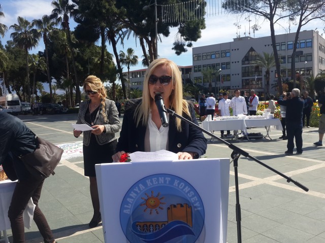 Alanya Kent Konseyi'nin organizasyonluğunda Atatürk Anıtı önünde Dünya Kadınlar Günü'ne özel kutlama programı yapıldı. 

Kutlama Programı Atatürk Anıtına çelenk koyma, saygı duruşu ve İstiklal Marşı'nın okunması ile başladı.  Atatürk Anıtı'na çelenk sunumuyla başlayan programa Alanya Kent Konseyi Başkanı Nurhan Özcan, Alanya Belediye Başkanı Adem Murat Yücel, Alanya Kaymakamının eşi Ceylan Tanrıseven, siyasi partilerin kadin kolları başkan ve üyeleriyle birlikte çok sayıda vatandaş katıldı. Her yıl olduğu gibi bu yıl da 'Kadına Şiddete 'Hayır' Bir Fırça da Sen At' temalı etkinlik yapıldı. Daha sonra günün anlam ve önemine ilişkin konusmalar yapıldı.

Alanya Belediye Başkanı Adem Murat Yücel, kadınlara karanfil dağıttı. Sosyal Hizmetler Müdürü Ahmet Çelik'in konuşması esnasinda da güzel anlar yaşandı. Çelik'in konuşma yaptığı esnada paramotor ile kadinların üzerine gül yaprakları saçıldı.


“TOPLUMUN ŞEKİLLENMESİNDE KADIN BÜYÜK BİR ROL ÜSTLENMEKTEDİR ”

Alanya Kaymakamı Dr. Hasan Tanrıseven’in eşi Ceylan Tanrıseven, ''8 Mart Dünya Kadınlar Günü'' etkinlikleri çerçevesinde yaptığı konuşmada şunları kaydetti: “Bizim toplumumuz aile üzerine kurulmuştur ve ailenin en önemli yapısı da kadınlardır. Unutmayalım ki, toplumun dinamik değerlerini kadınlar elinde tutuyor. Toplumun şekillenmesinde de büyük rol üstlenmektedir. Yaşamımızın doğumdan ölüme kadar her anında varlığıyla onurlandığımız, ihtiyaçları olduğunda desteklerimizi esirgemediğimiz, bizleri eğiten, yetiştiren, üreten, yüreğimizdeki sevgi ve şefkati karşılıksız veren fedakar anneleriz. Kurtuluş Savaşında, Çanakkale Savaşında ve ülke olarak yaşamış olduğumuz en sıkıntılı dönemlerde fedakar, cefakar Türk Kadınları toplumun yeniden dirilmesine, canlanmasına çok büyük katkı sağlamışlardır. Yaşamın her alanında başarıyla yer almış kadınlarımızın Kadınlar Gününü kutluyorum.” Etkinlik alanına kurulan sembolik dilek ağacına, ''Sevgiyle, güzel günler sizin olsun'' yazarak bayanların güzel günler görmesini temennisinde bulunan Ceylan Tanrıseven, ''Şiddete karşı bir fırçada sen at'' boyama ve benzeri etkinliklere katıldı. '