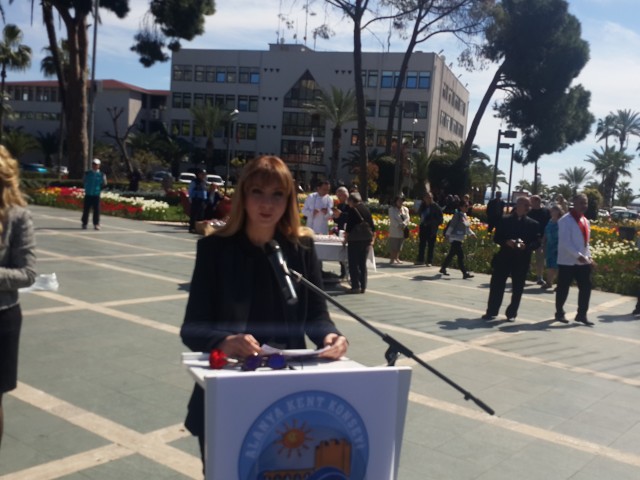 Alanya Kent Konseyi'nin organizasyonluğunda Atatürk Anıtı önünde Dünya Kadınlar Günü'ne özel kutlama programı yapıldı. 

Kutlama Programı Atatürk Anıtına çelenk koyma, saygı duruşu ve İstiklal Marşı'nın okunması ile başladı.  Atatürk Anıtı'na çelenk sunumuyla başlayan programa Alanya Kent Konseyi Başkanı Nurhan Özcan, Alanya Belediye Başkanı Adem Murat Yücel, Alanya Kaymakamının eşi Ceylan Tanrıseven, siyasi partilerin kadin kolları başkan ve üyeleriyle birlikte çok sayıda vatandaş katıldı. Her yıl olduğu gibi bu yıl da 'Kadına Şiddete 'Hayır' Bir Fırça da Sen At' temalı etkinlik yapıldı. Daha sonra günün anlam ve önemine ilişkin konusmalar yapıldı.

Alanya Belediye Başkanı Adem Murat Yücel, kadınlara karanfil dağıttı. Sosyal Hizmetler Müdürü Ahmet Çelik'in konuşması esnasinda da güzel anlar yaşandı. Çelik'in konuşma yaptığı esnada paramotor ile kadinların üzerine gül yaprakları saçıldı.


“TOPLUMUN ŞEKİLLENMESİNDE KADIN BÜYÜK BİR ROL ÜSTLENMEKTEDİR ”

Alanya Kaymakamı Dr. Hasan Tanrıseven’in eşi Ceylan Tanrıseven, ''8 Mart Dünya Kadınlar Günü'' etkinlikleri çerçevesinde yaptığı konuşmada şunları kaydetti: “Bizim toplumumuz aile üzerine kurulmuştur ve ailenin en önemli yapısı da kadınlardır. Unutmayalım ki, toplumun dinamik değerlerini kadınlar elinde tutuyor. Toplumun şekillenmesinde de büyük rol üstlenmektedir. Yaşamımızın doğumdan ölüme kadar her anında varlığıyla onurlandığımız, ihtiyaçları olduğunda desteklerimizi esirgemediğimiz, bizleri eğiten, yetiştiren, üreten, yüreğimizdeki sevgi ve şefkati karşılıksız veren fedakar anneleriz. Kurtuluş Savaşında, Çanakkale Savaşında ve ülke olarak yaşamış olduğumuz en sıkıntılı dönemlerde fedakar, cefakar Türk Kadınları toplumun yeniden dirilmesine, canlanmasına çok büyük katkı sağlamışlardır. Yaşamın her alanında başarıyla yer almış kadınlarımızın Kadınlar Gününü kutluyorum.” Etkinlik alanına kurulan sembolik dilek ağacına, ''Sevgiyle, güzel günler sizin olsun'' yazarak bayanların güzel günler görmesini temennisinde bulunan Ceylan Tanrıseven, ''Şiddete karşı bir fırçada sen at'' boyama ve benzeri etkinliklere katıldı. '