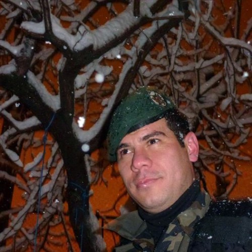 Aslen Konya Dedem'li olan, Hamburg'da doğup Alanya'da büyüyen Özel Harekatçı Coşkun Nazilli şehit oldu ve ardında bir çok güzel anı bıraktı.


Nusaybin'de çatışmalar sırasında, patlama anında ağır yaralanan ve kaldırıldığı hastanede şehit olan Özel Harekatçı Coşkun Nazilli, Nusaybin'e dilekçe vererek gönüllü olarak gitmişti. Bugün sabah saatlerinde şehit haberini alan Alanya Kadıpaşa Mahallesi'nde yaşayan aile fertler duyduklarına inanamadılar ve fenalık geçirdiler. 

Liseyi Alanya Lisesi'nde okuyan Coşkun Nazilli, o yıllarda bol kahkaha atan, neşeli biri olarak biliniyordu. Arkadaşlarının o yıllarda dediğine göre; aktif olarak spor ile ilgilenen ve sigara, alkol bağımlılığı asla olmayan bir kişiydi.

Coşkun Nazilli'nin 1 küçük bir oğlu ve kızı vardı.  Göktürk Nazilli ve Gökçe Nazilli... Babalarına son mektubunda 'seni çok seviyoruz baba, seni çok özledik' oldu.

Alanya'ya Şehit Abdullah Ümit Sercan'ı elleriyle getirmişti. Üzüntüsünün tarifi yoktu.

Ve Coşkun Nazilli, 1991 yılında Alanya'nın ilk triatleti olarak Avrupalı sporculara kök söktürmüştü.