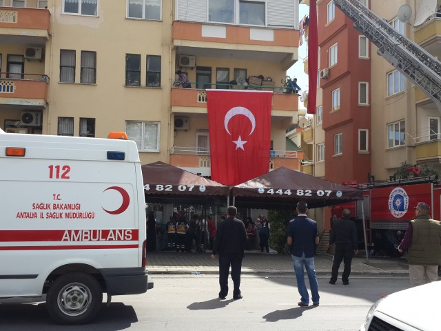 Mardin Nusaybin’de teröristlerle güvenlik kuvvetleri arasında devam eden çatışmalarda polis memuru Coşkun Nazilli patlamada, uzman çavuş Vedat Aykut keskin nişancı ateşiyle şehit düştü. Polis Memuru Coşkun Nazilli’nin şehit haber Antalya’nın Alanya İlçesi’ndeki baba ocağına ateş düşürdü. 

Antalya’nın Alanya İlçesi’nde yaşayan Nazilli Ailesi’nin evine ölen saatlerinde şehit ateşi düştü. Mardin’de zorunlu hizmetini sürdüren Özel Harekat biriminde görevli Polis Memuru Coşkun Nazilli, Mardin Nusaybin’de güvenlik güçleri ve teröristler arasında halen devam eden çatışmalar sırasında meydana gelen patlamada yaşamını yitirdi.  

Nazilli’nin şehit düştüğü haberi ise aileye Alanya Emniyet Müdürü Mehmet Ömür Saka ve polis memurlarınca ambulans eşliğinde verildi. Acı haberi duyan Nazilli Ailesi fertleri sinir krizleri geçirdi. Polis Memuru Nazilli’nin annesi ve babası sağlık ekipleri tarafından sakinleştirilmeye çalışılırken ailenin yakınları ve komşuları da Coşkun Nazilli’nin baba ocağına akın etti. Acı Haberi alan Baba Durmuş Nazilli dirayetini korumaya çalışsa da zaman zaman sinir krizleri geçirdi. 40 yaşındaki Özle Harekat Polis Memuru Coşkun Nazilli evli ve 2 çocuk babasıydı. Nazilli’nin cenazesinin yarın Alanya’da son defa baba ocağına getirildikten sonra Alanya Belediye Mezarlığı Şehitliği’nde toprağa verilmesi bekleniyor.