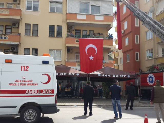 Mardin Nusaybin’de teröristlerle güvenlik kuvvetleri arasında devam eden çatışmalarda polis memuru Coşkun Nazilli patlamada, uzman çavuş Vedat Aykut keskin nişancı ateşiyle şehit düştü. Polis Memuru Coşkun Nazilli’nin şehit haber Antalya’nın Alanya İlçesi’ndeki baba ocağına ateş düşürdü. 

Antalya’nın Alanya İlçesi’nde yaşayan Nazilli Ailesi’nin evine ölen saatlerinde şehit ateşi düştü. Mardin’de zorunlu hizmetini sürdüren Özel Harekat biriminde görevli Polis Memuru Coşkun Nazilli, Mardin Nusaybin’de güvenlik güçleri ve teröristler arasında halen devam eden çatışmalar sırasında meydana gelen patlamada yaşamını yitirdi.  

Nazilli’nin şehit düştüğü haberi ise aileye Alanya Emniyet Müdürü Mehmet Ömür Saka ve polis memurlarınca ambulans eşliğinde verildi. Acı haberi duyan Nazilli Ailesi fertleri sinir krizleri geçirdi. Polis Memuru Nazilli’nin annesi ve babası sağlık ekipleri tarafından sakinleştirilmeye çalışılırken ailenin yakınları ve komşuları da Coşkun Nazilli’nin baba ocağına akın etti. Acı Haberi alan Baba Durmuş Nazilli dirayetini korumaya çalışsa da zaman zaman sinir krizleri geçirdi. 40 yaşındaki Özle Harekat Polis Memuru Coşkun Nazilli evli ve 2 çocuk babasıydı. Nazilli’nin cenazesinin yarın Alanya’da son defa baba ocağına getirildikten sonra Alanya Belediye Mezarlığı Şehitliği’nde toprağa verilmesi bekleniyor.
