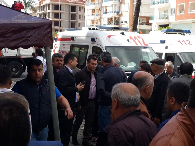 Mardin Nusaybin’de teröristlerle güvenlik kuvvetleri arasında devam eden çatışmalarda polis memuru Coşkun Nazilli patlamada, uzman çavuş Vedat Aykut keskin nişancı ateşiyle şehit düştü. Polis Memuru Coşkun Nazilli’nin şehit haber Antalya’nın Alanya İlçesi’ndeki baba ocağına ateş düşürdü. 

Antalya’nın Alanya İlçesi’nde yaşayan Nazilli Ailesi’nin evine ölen saatlerinde şehit ateşi düştü. Mardin’de zorunlu hizmetini sürdüren Özel Harekat biriminde görevli Polis Memuru Coşkun Nazilli, Mardin Nusaybin’de güvenlik güçleri ve teröristler arasında halen devam eden çatışmalar sırasında meydana gelen patlamada yaşamını yitirdi.  

Nazilli’nin şehit düştüğü haberi ise aileye Alanya Emniyet Müdürü Mehmet Ömür Saka ve polis memurlarınca ambulans eşliğinde verildi. Acı haberi duyan Nazilli Ailesi fertleri sinir krizleri geçirdi. Polis Memuru Nazilli’nin annesi ve babası sağlık ekipleri tarafından sakinleştirilmeye çalışılırken ailenin yakınları ve komşuları da Coşkun Nazilli’nin baba ocağına akın etti. Acı Haberi alan Baba Durmuş Nazilli dirayetini korumaya çalışsa da zaman zaman sinir krizleri geçirdi. 40 yaşındaki Özle Harekat Polis Memuru Coşkun Nazilli evli ve 2 çocuk babasıydı. Nazilli’nin cenazesinin yarın Alanya’da son defa baba ocağına getirildikten sonra Alanya Belediye Mezarlığı Şehitliği’nde toprağa verilmesi bekleniyor.