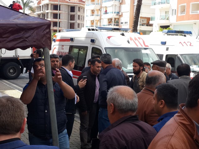 Mardin Nusaybin’de teröristlerle güvenlik kuvvetleri arasında devam eden çatışmalarda polis memuru Coşkun Nazilli patlamada, uzman çavuş Vedat Aykut keskin nişancı ateşiyle şehit düştü. Polis Memuru Coşkun Nazilli’nin şehit haber Antalya’nın Alanya İlçesi’ndeki baba ocağına ateş düşürdü. 

Antalya’nın Alanya İlçesi’nde yaşayan Nazilli Ailesi’nin evine ölen saatlerinde şehit ateşi düştü. Mardin’de zorunlu hizmetini sürdüren Özel Harekat biriminde görevli Polis Memuru Coşkun Nazilli, Mardin Nusaybin’de güvenlik güçleri ve teröristler arasında halen devam eden çatışmalar sırasında meydana gelen patlamada yaşamını yitirdi.  

Nazilli’nin şehit düştüğü haberi ise aileye Alanya Emniyet Müdürü Mehmet Ömür Saka ve polis memurlarınca ambulans eşliğinde verildi. Acı haberi duyan Nazilli Ailesi fertleri sinir krizleri geçirdi. Polis Memuru Nazilli’nin annesi ve babası sağlık ekipleri tarafından sakinleştirilmeye çalışılırken ailenin yakınları ve komşuları da Coşkun Nazilli’nin baba ocağına akın etti. Acı Haberi alan Baba Durmuş Nazilli dirayetini korumaya çalışsa da zaman zaman sinir krizleri geçirdi. 40 yaşındaki Özle Harekat Polis Memuru Coşkun Nazilli evli ve 2 çocuk babasıydı. Nazilli’nin cenazesinin yarın Alanya’da son defa baba ocağına getirildikten sonra Alanya Belediye Mezarlığı Şehitliği’nde toprağa verilmesi bekleniyor.