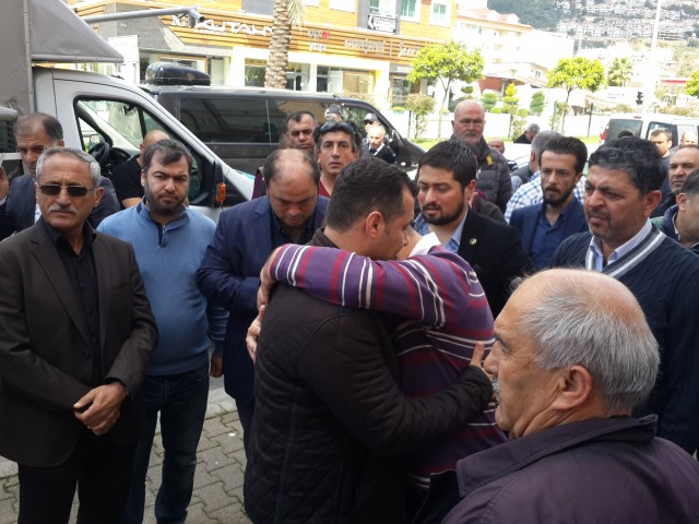 Mardin Nusaybin’de teröristlerle güvenlik kuvvetleri arasında devam eden çatışmalarda polis memuru Coşkun Nazilli patlamada, uzman çavuş Vedat Aykut keskin nişancı ateşiyle şehit düştü. Polis Memuru Coşkun Nazilli’nin şehit haber Antalya’nın Alanya İlçesi’ndeki baba ocağına ateş düşürdü. 

Antalya’nın Alanya İlçesi’nde yaşayan Nazilli Ailesi’nin evine ölen saatlerinde şehit ateşi düştü. Mardin’de zorunlu hizmetini sürdüren Özel Harekat biriminde görevli Polis Memuru Coşkun Nazilli, Mardin Nusaybin’de güvenlik güçleri ve teröristler arasında halen devam eden çatışmalar sırasında meydana gelen patlamada yaşamını yitirdi.  

Nazilli’nin şehit düştüğü haberi ise aileye Alanya Emniyet Müdürü Mehmet Ömür Saka ve polis memurlarınca ambulans eşliğinde verildi. Acı haberi duyan Nazilli Ailesi fertleri sinir krizleri geçirdi. Polis Memuru Nazilli’nin annesi ve babası sağlık ekipleri tarafından sakinleştirilmeye çalışılırken ailenin yakınları ve komşuları da Coşkun Nazilli’nin baba ocağına akın etti. Acı Haberi alan Baba Durmuş Nazilli dirayetini korumaya çalışsa da zaman zaman sinir krizleri geçirdi. 40 yaşındaki Özle Harekat Polis Memuru Coşkun Nazilli evli ve 2 çocuk babasıydı. Nazilli’nin cenazesinin yarın Alanya’da son defa baba ocağına getirildikten sonra Alanya Belediye Mezarlığı Şehitliği’nde toprağa verilmesi bekleniyor.