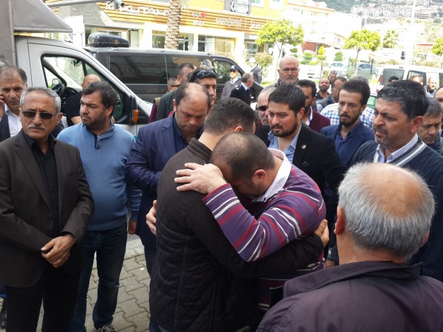 Mardin Nusaybin’de teröristlerle güvenlik kuvvetleri arasında devam eden çatışmalarda polis memuru Coşkun Nazilli patlamada, uzman çavuş Vedat Aykut keskin nişancı ateşiyle şehit düştü. Polis Memuru Coşkun Nazilli’nin şehit haber Antalya’nın Alanya İlçesi’ndeki baba ocağına ateş düşürdü. 

Antalya’nın Alanya İlçesi’nde yaşayan Nazilli Ailesi’nin evine ölen saatlerinde şehit ateşi düştü. Mardin’de zorunlu hizmetini sürdüren Özel Harekat biriminde görevli Polis Memuru Coşkun Nazilli, Mardin Nusaybin’de güvenlik güçleri ve teröristler arasında halen devam eden çatışmalar sırasında meydana gelen patlamada yaşamını yitirdi.  

Nazilli’nin şehit düştüğü haberi ise aileye Alanya Emniyet Müdürü Mehmet Ömür Saka ve polis memurlarınca ambulans eşliğinde verildi. Acı haberi duyan Nazilli Ailesi fertleri sinir krizleri geçirdi. Polis Memuru Nazilli’nin annesi ve babası sağlık ekipleri tarafından sakinleştirilmeye çalışılırken ailenin yakınları ve komşuları da Coşkun Nazilli’nin baba ocağına akın etti. Acı Haberi alan Baba Durmuş Nazilli dirayetini korumaya çalışsa da zaman zaman sinir krizleri geçirdi. 40 yaşındaki Özle Harekat Polis Memuru Coşkun Nazilli evli ve 2 çocuk babasıydı. Nazilli’nin cenazesinin yarın Alanya’da son defa baba ocağına getirildikten sonra Alanya Belediye Mezarlığı Şehitliği’nde toprağa verilmesi bekleniyor.